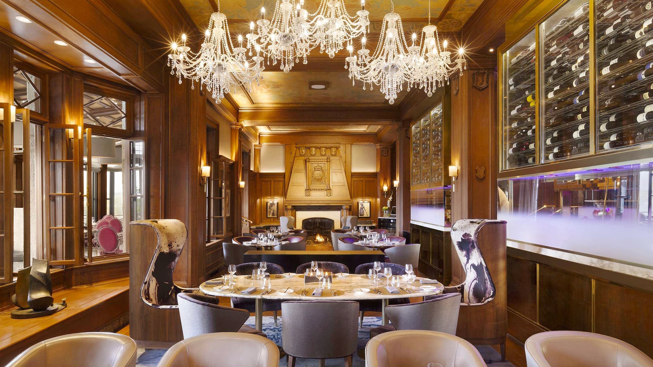 On découvre un service attentionné et chaleureux au chic restaurant Champlain du Château Frontenac.