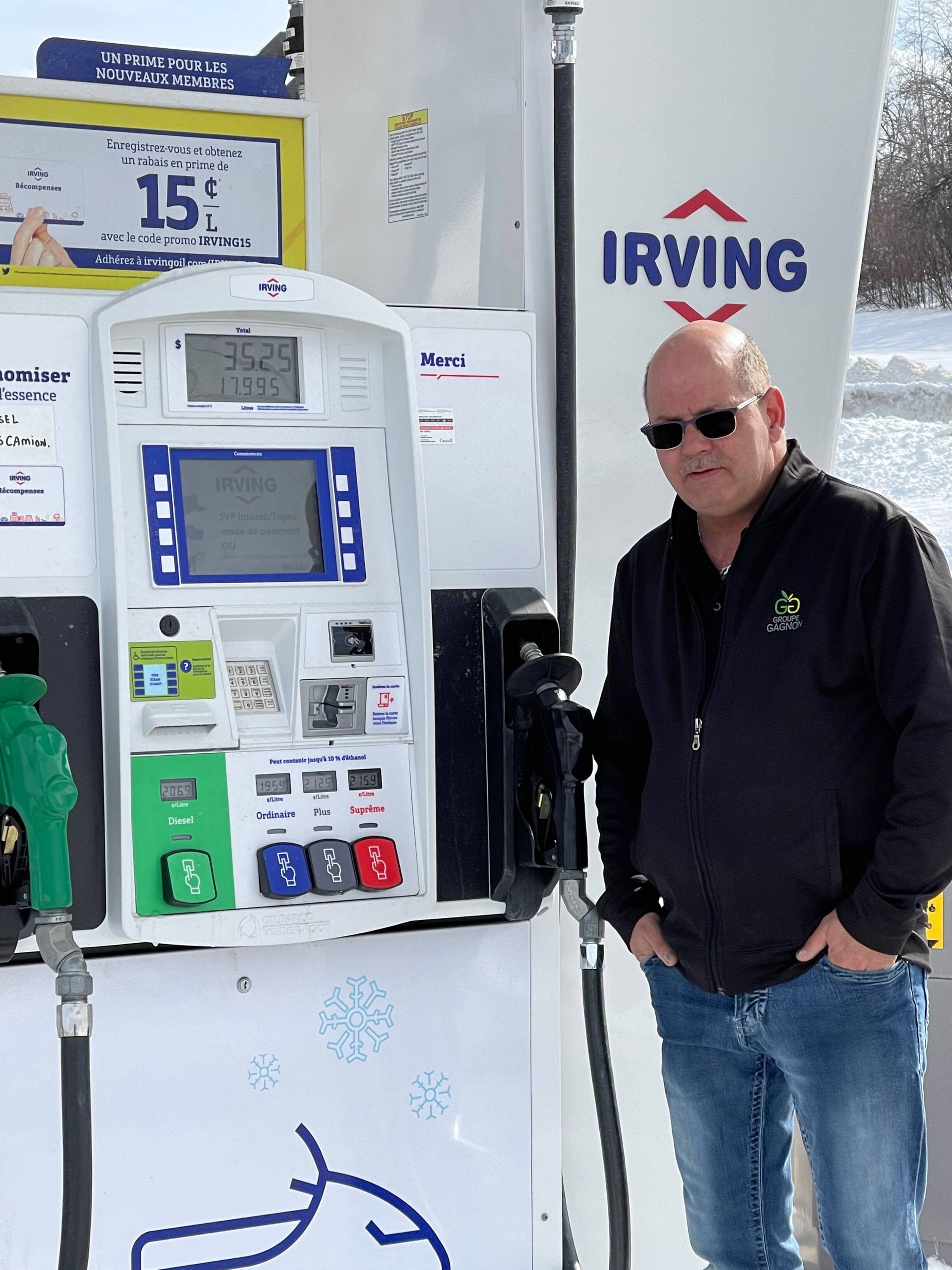 Denis Moreau pose devant la pompe d'où une dame s’est enfuie sans payer cette semaine. Cette station-service est située à Plessisville.