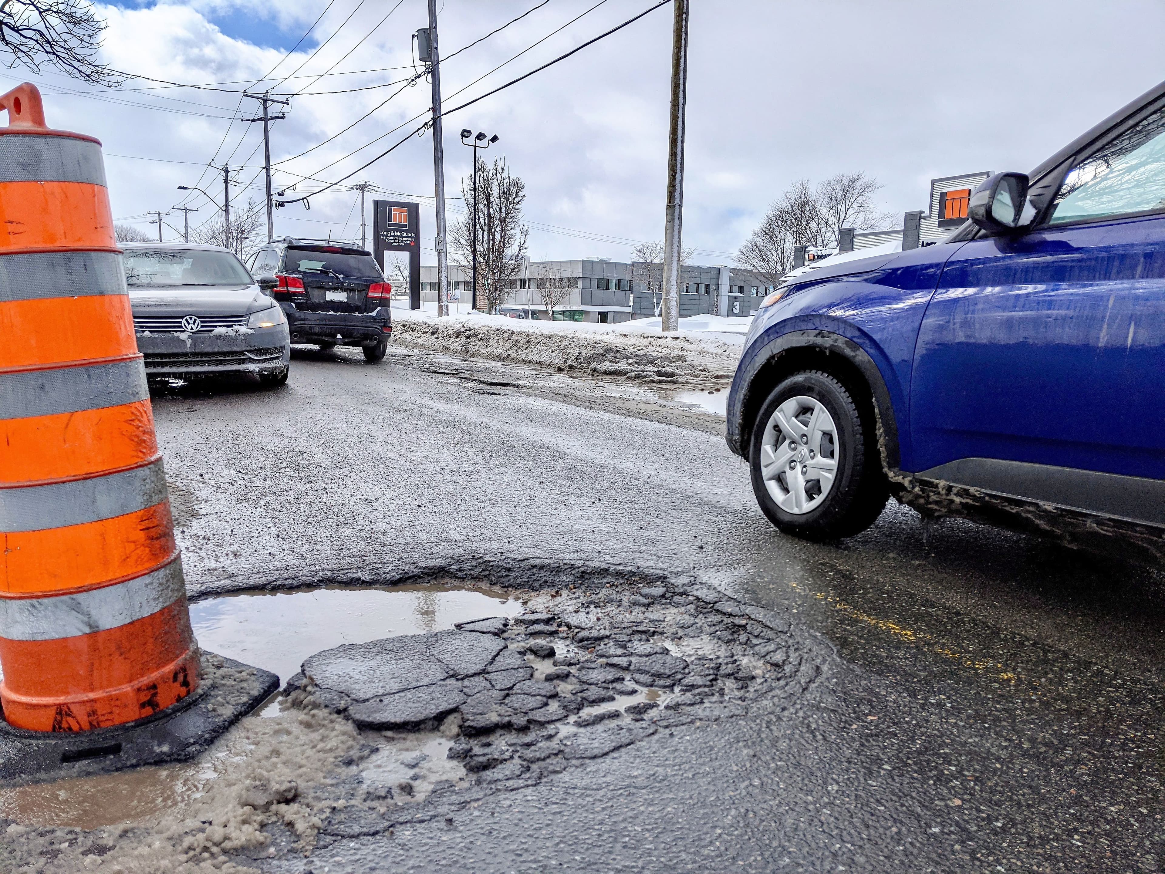 Le chemin Sainte-Foy à la hauteur de Plaza Laval avait des airs d’épreuve de slalom, en raison de la présence de nombreux nids-de-poule, lors du passage du Journal mardi dernier.