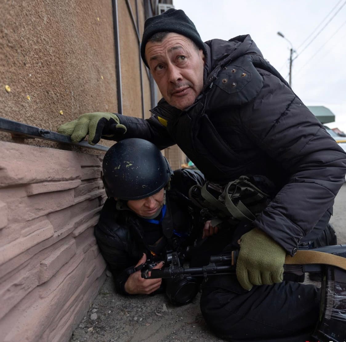 Oleksandr Kuznetsov n'a pas hésité à s'exposer à de très grands risques pour protéger une photographe.