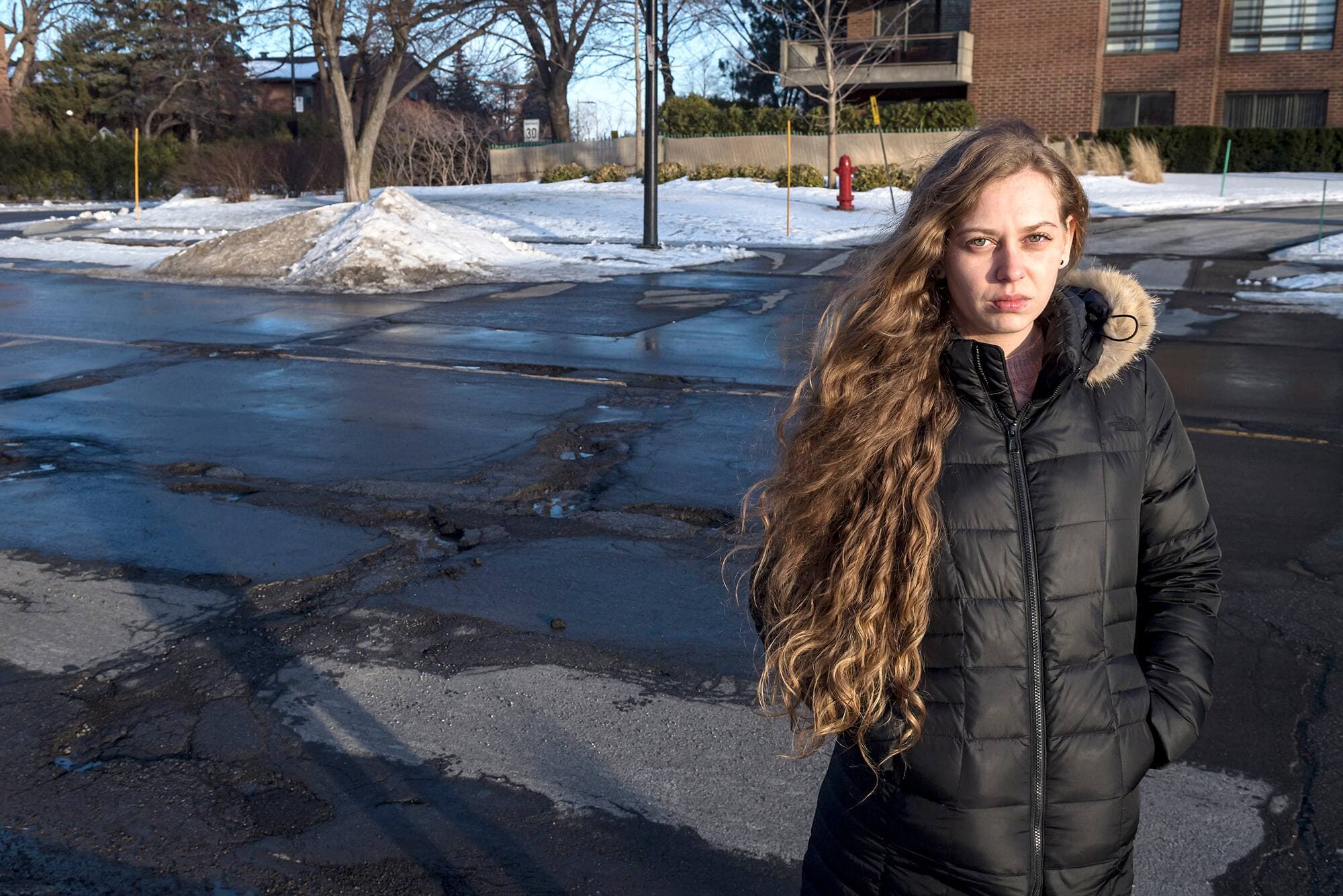 C’est dans un de ces nids-de-poule à l’angle des rues Berlioz et Wilson à Montréal que Fanny Hedin a roulé causant pour 2700 $ de dégâts sur sa voiture ce mois-ci.