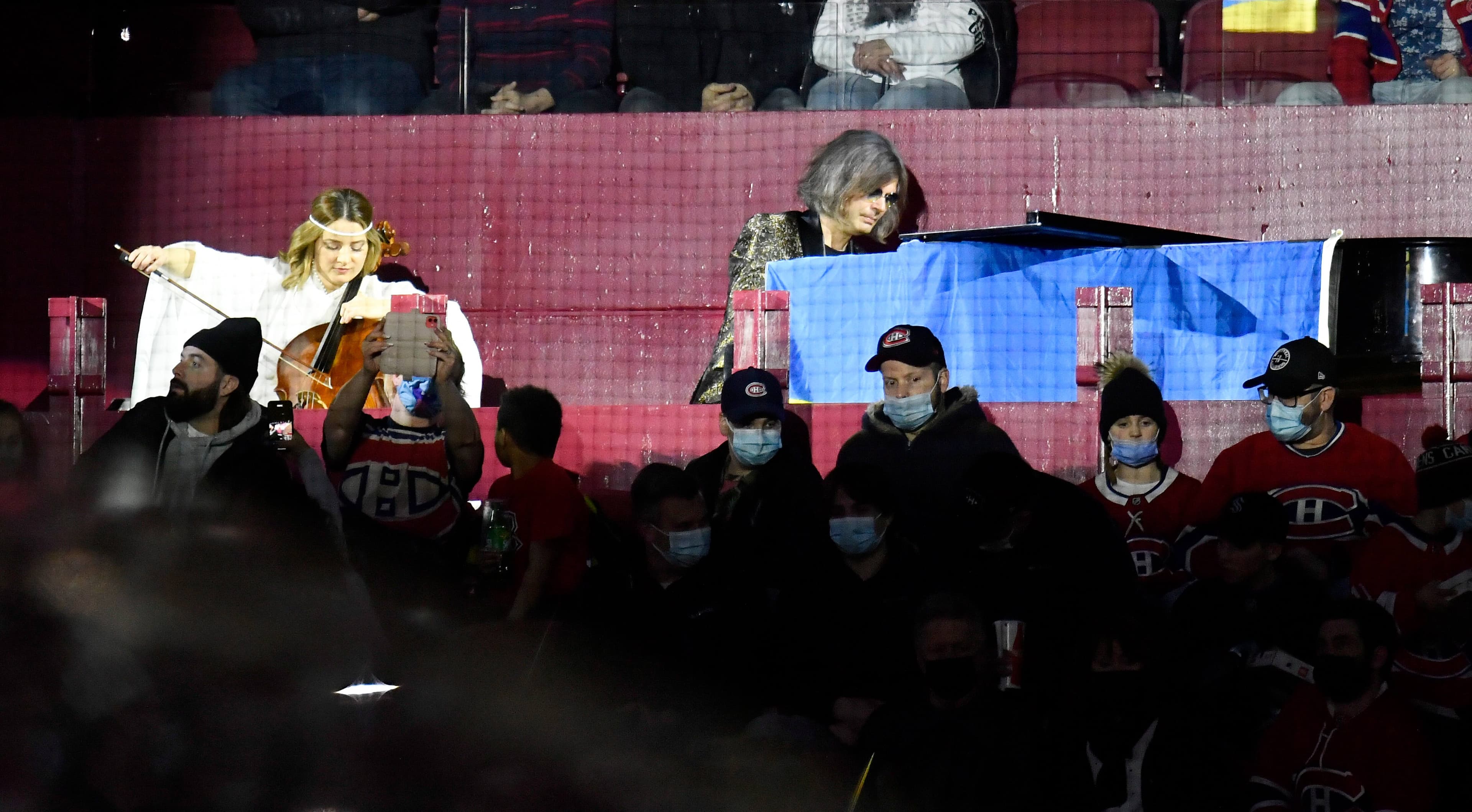 Moment émouvant avant le début de la partie quand la violoncelliste Katia Brahina et le pianiste Serhiy Salov ont interprété, en hommage aux victimes qui ont péri en Ukraine depuis le début de l’invasion russe, la pièce Imagine de John Lennon.