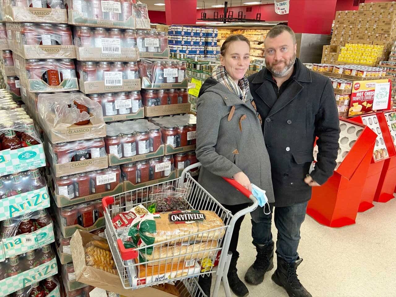 Catherine Turcot et Jean-François Bellino viennent jusqu’à trois fois par semaine à l’épicerie Les Escomptes St-Jean, à Saint-Jean-sur-Richelieu, ce qui leur permet d’économiser « des milliers de dollars par année ».