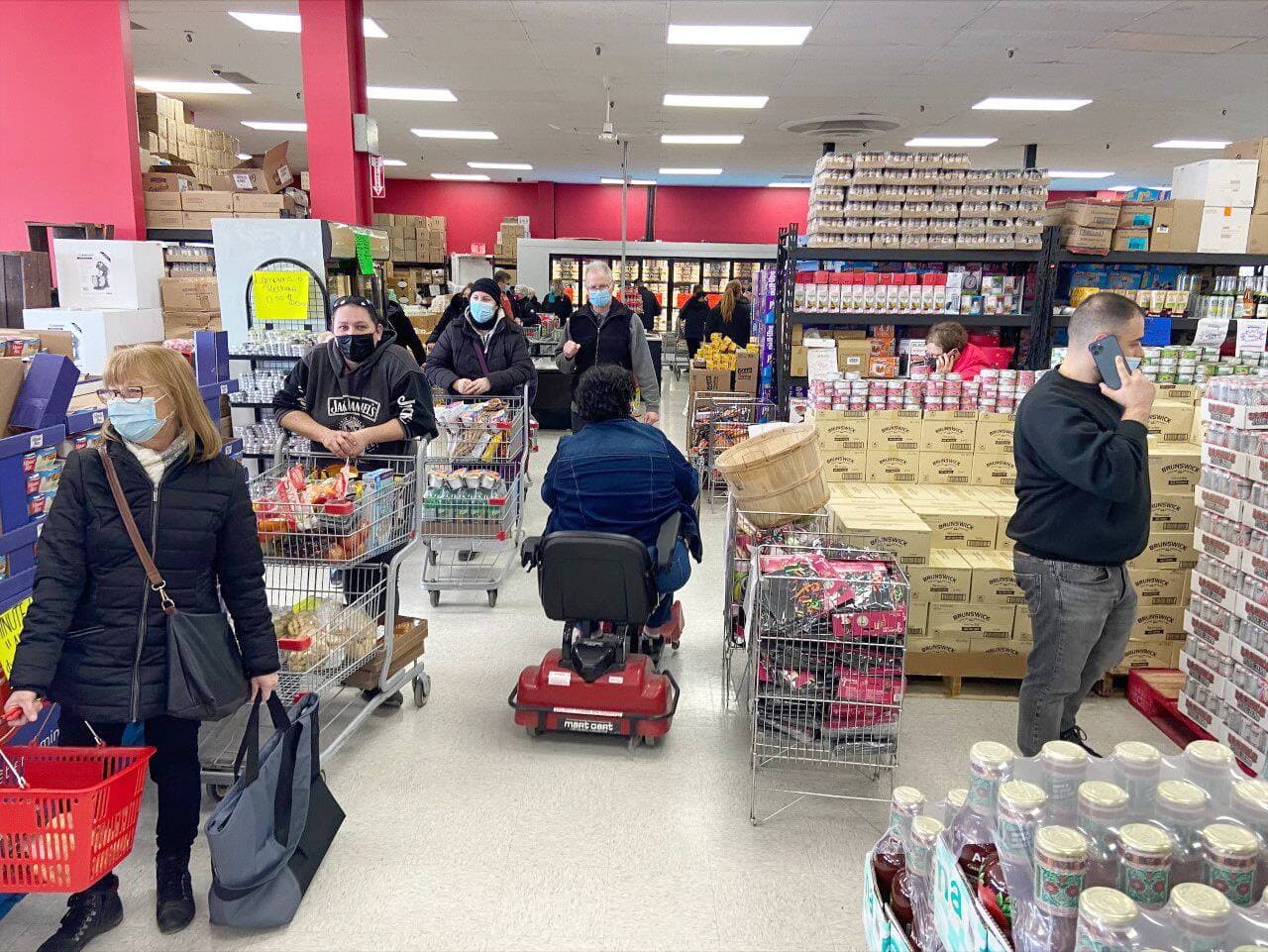Conséquence de la hausse du coût de la vie : la majorité des Québécois achètent davantage de produits en promotion qu’auparavant. Les commerces à escomptes comme Les Escomptes St-Jean, à Saint-Jean-sur-Richelieu (photo), ont bien sûr grimpé en popularité.
