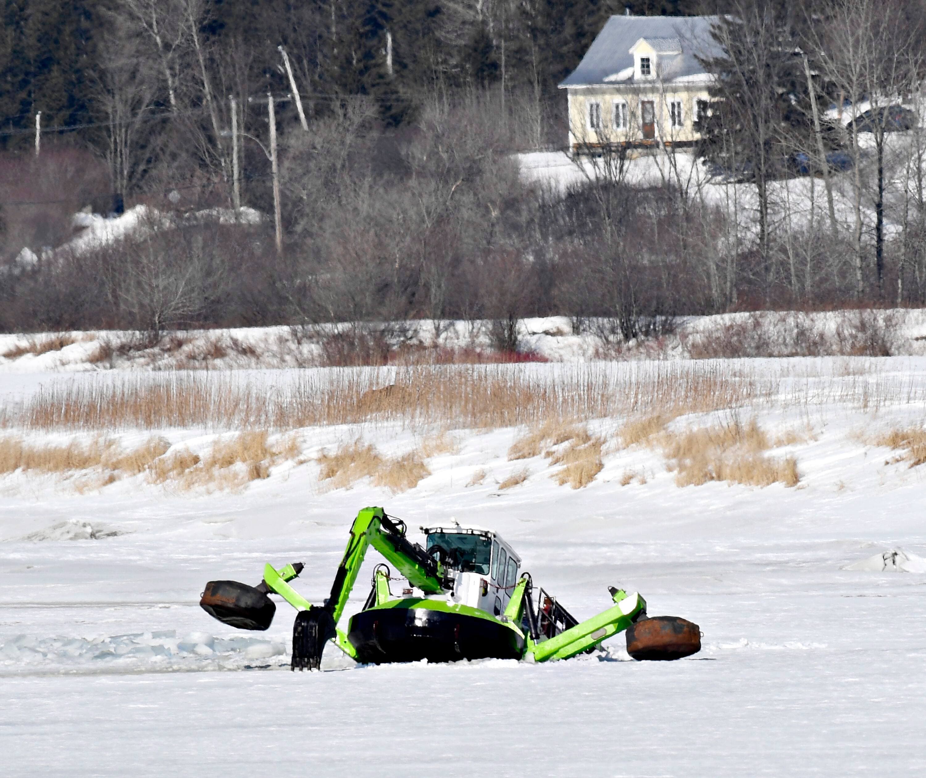 La pelle amphibie est déployée sur la rivière Chaudière, près de Beauceville, depuis mercredi.