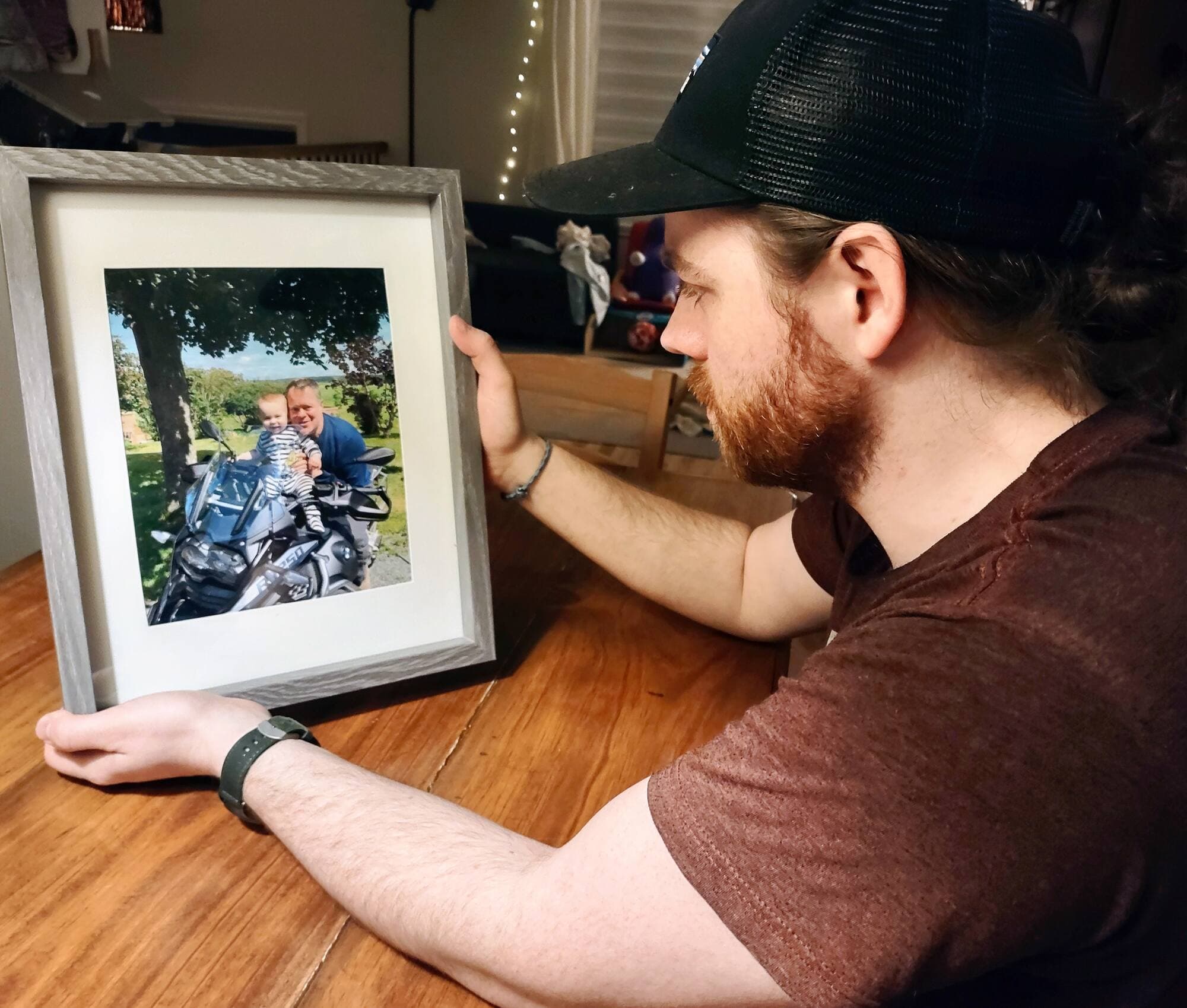 Le motocycliste Martin Ménard (en médaillon), 54 ans, est mort dans une collision routière survenue le 8 novembre 2021 près de Rimouski. Secoué par l’accident, son fils Hugo Ménard-Labrecque a choisi de déménager sa famille à Québec.