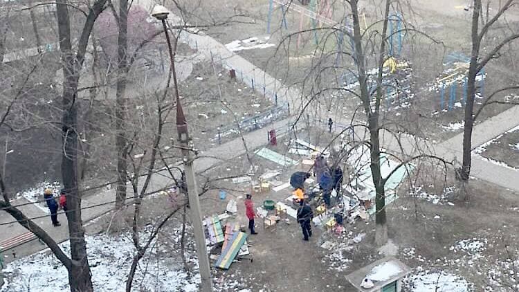 Des citoyens de Marioupol faisant un feu à l’extérieur pour cuisiner.