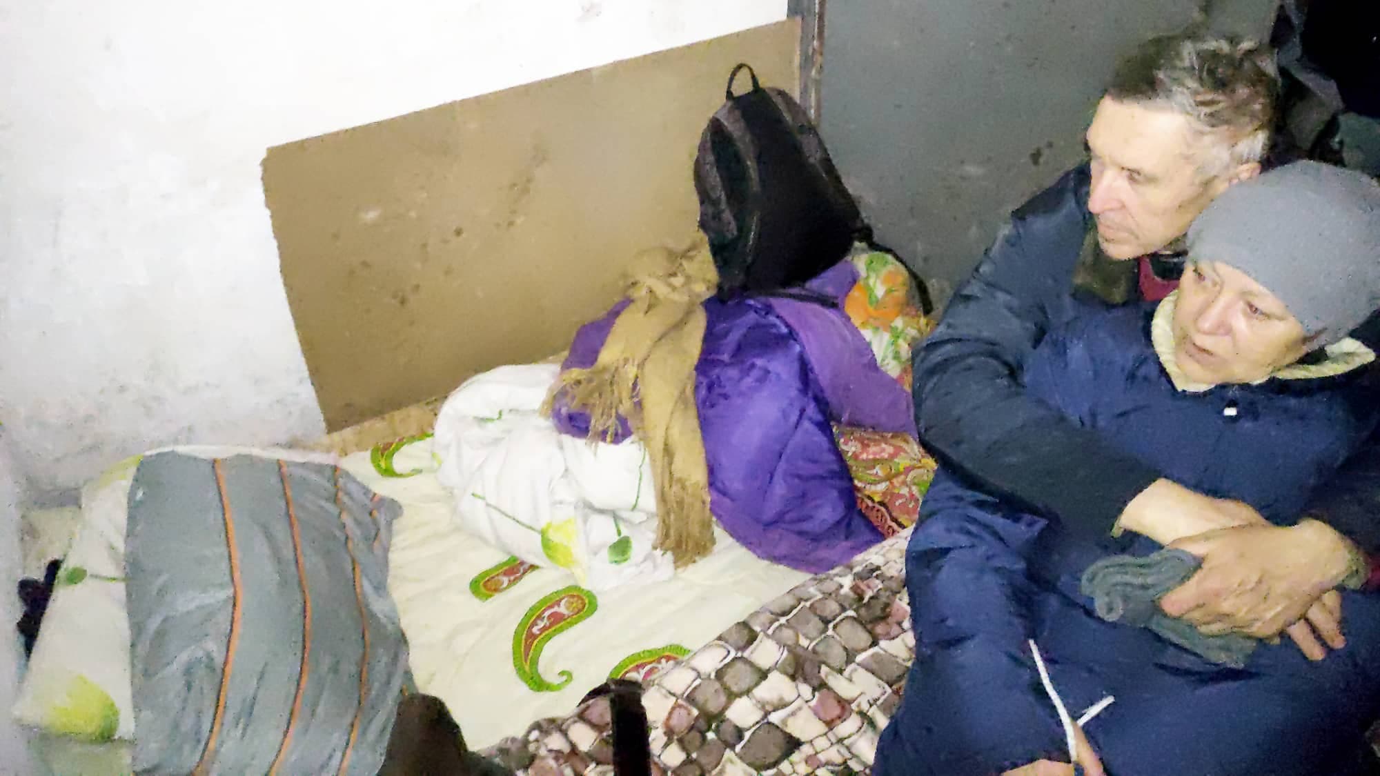 Les parents de Glib Ivsieiev s’enlacent, cachés dans un refuge pour échapper aux bombardements.