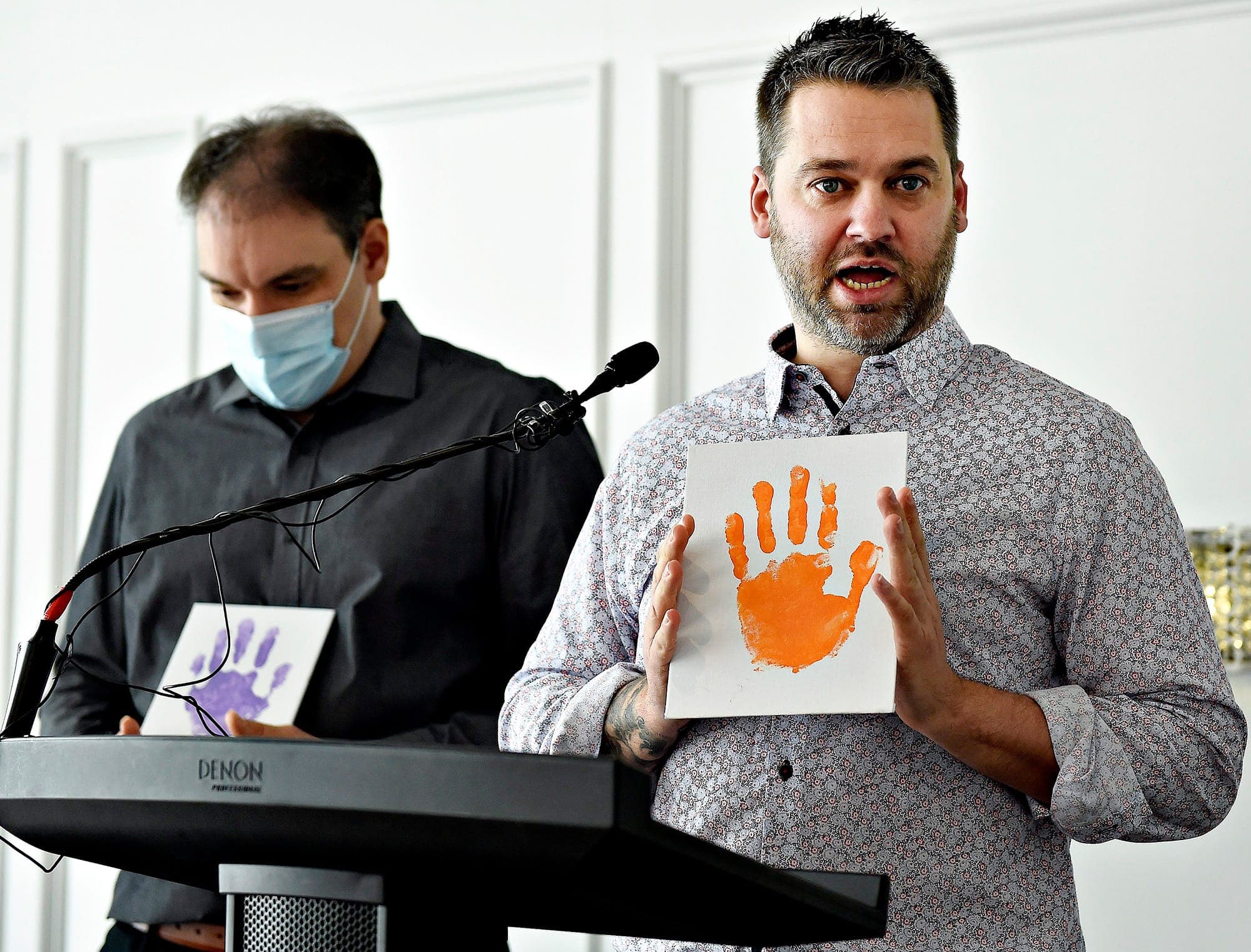 Jean-Dominic Lemieux, qui a perdu sa conjointe et sa fille dans une tragédie routière en septembre dernier, et Daniel Fortin, dont le fils est décédé dans le même événement, étaient présents lors de l’annonce.