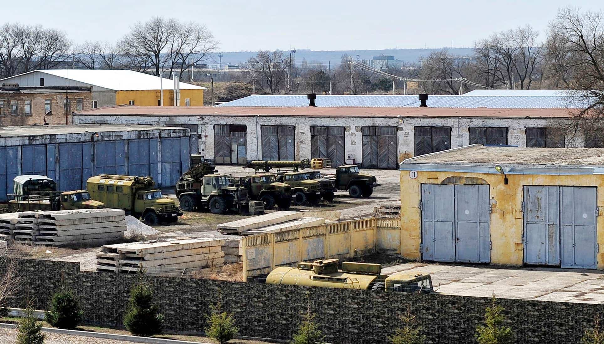 Des véhicules militaires sur la base militaire transnistrienne de Bender.