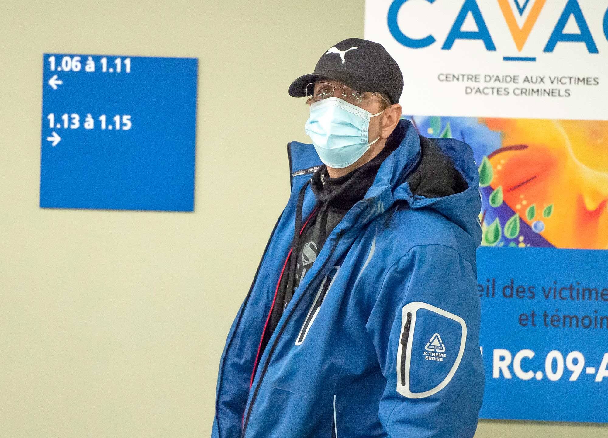 L’agresseur Marco Corriveau s’est amené avec ses effets personnels pour entendre le verdict jeudi après-midi au palais de justice de Laval.