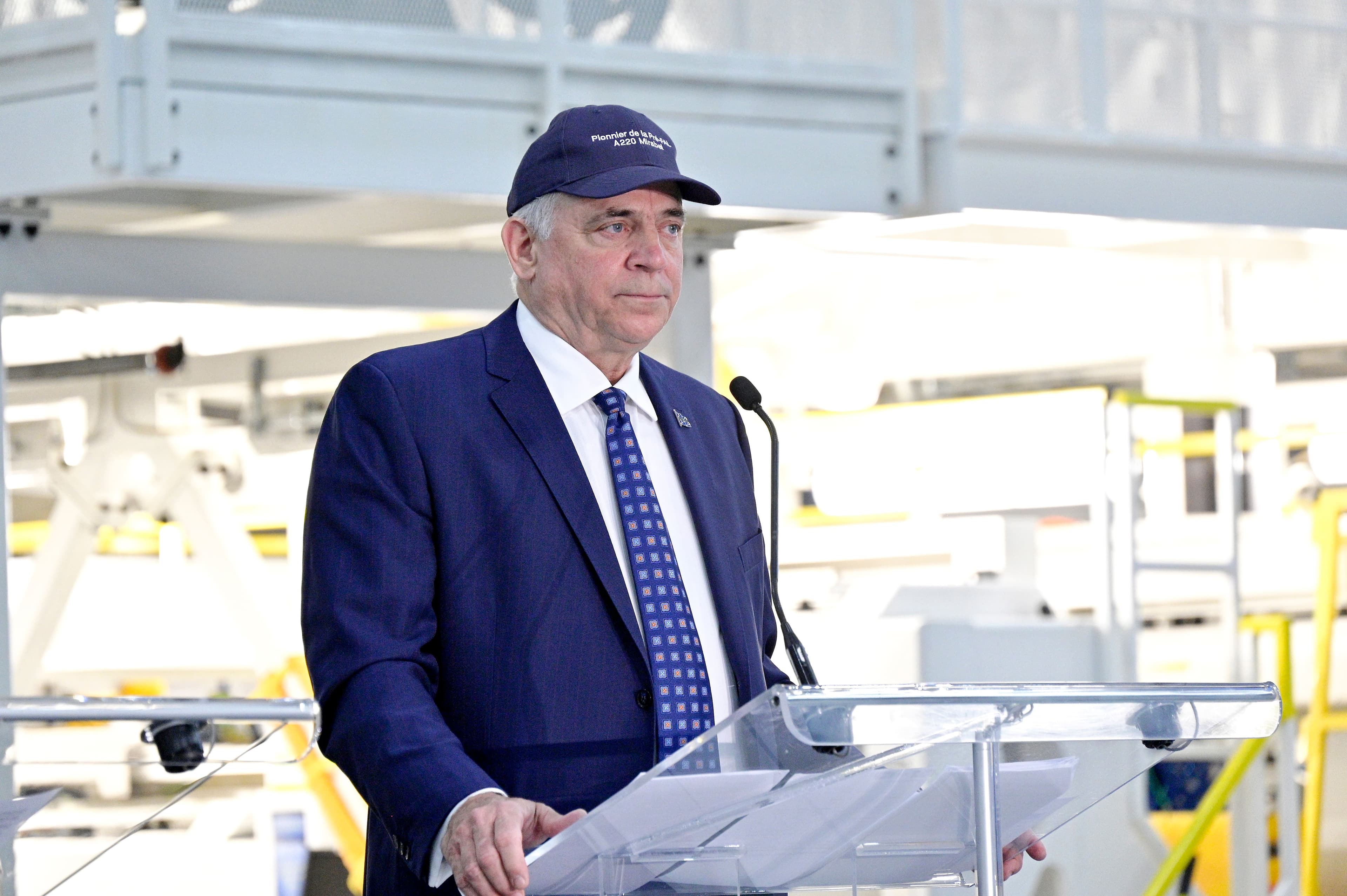 Le ministre de l’Économie et de l’Innovation, Pierre Fitzgibbon, casquette d’Airbus vissée à la tête, mardi, lors d’un point de presse soulignant l’agrandissement des installations de production de l’A220 (ex CSeries), à Mirabel, dans les Laurentides.