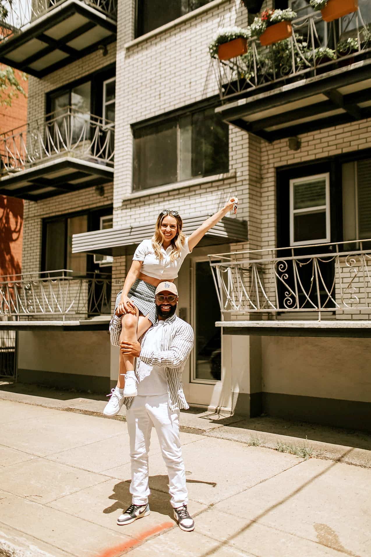 Un jeune couple d’investisseurs en immobilier de Montréal a été condamné ce mois-ci pour avoir illégalement évincé une locataire, elle qui a flairé la tactique frauduleuse en scrutant la page Instagram de ses anciens propriétaires.
Sur ces photos: Thierry Mailly-Dominique et Justine Audet.
Crédit photo: nosprojetsrenos / Facebook / Instagram