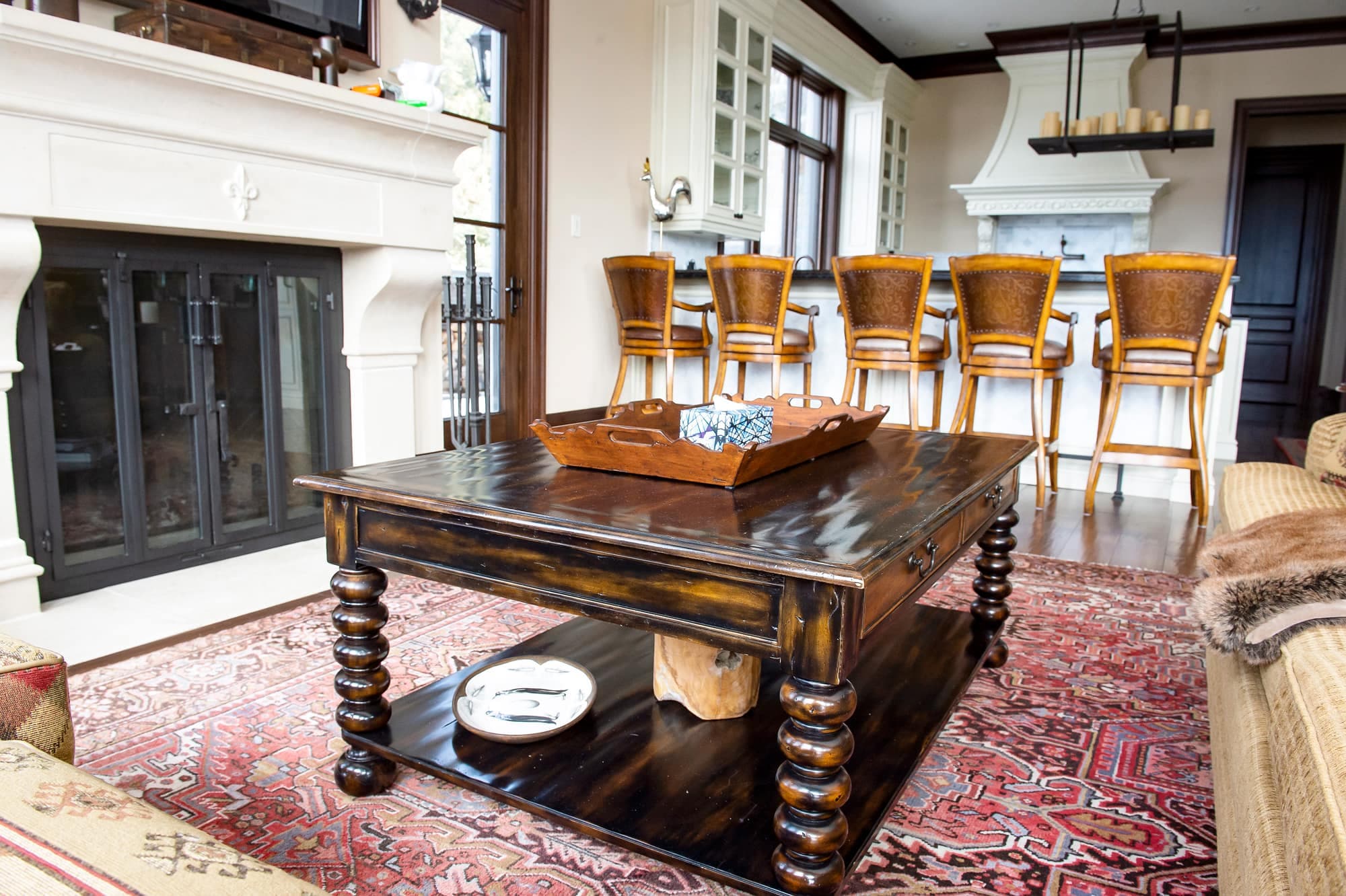 Dix-sept foyers ornent et réchauffent la maison.