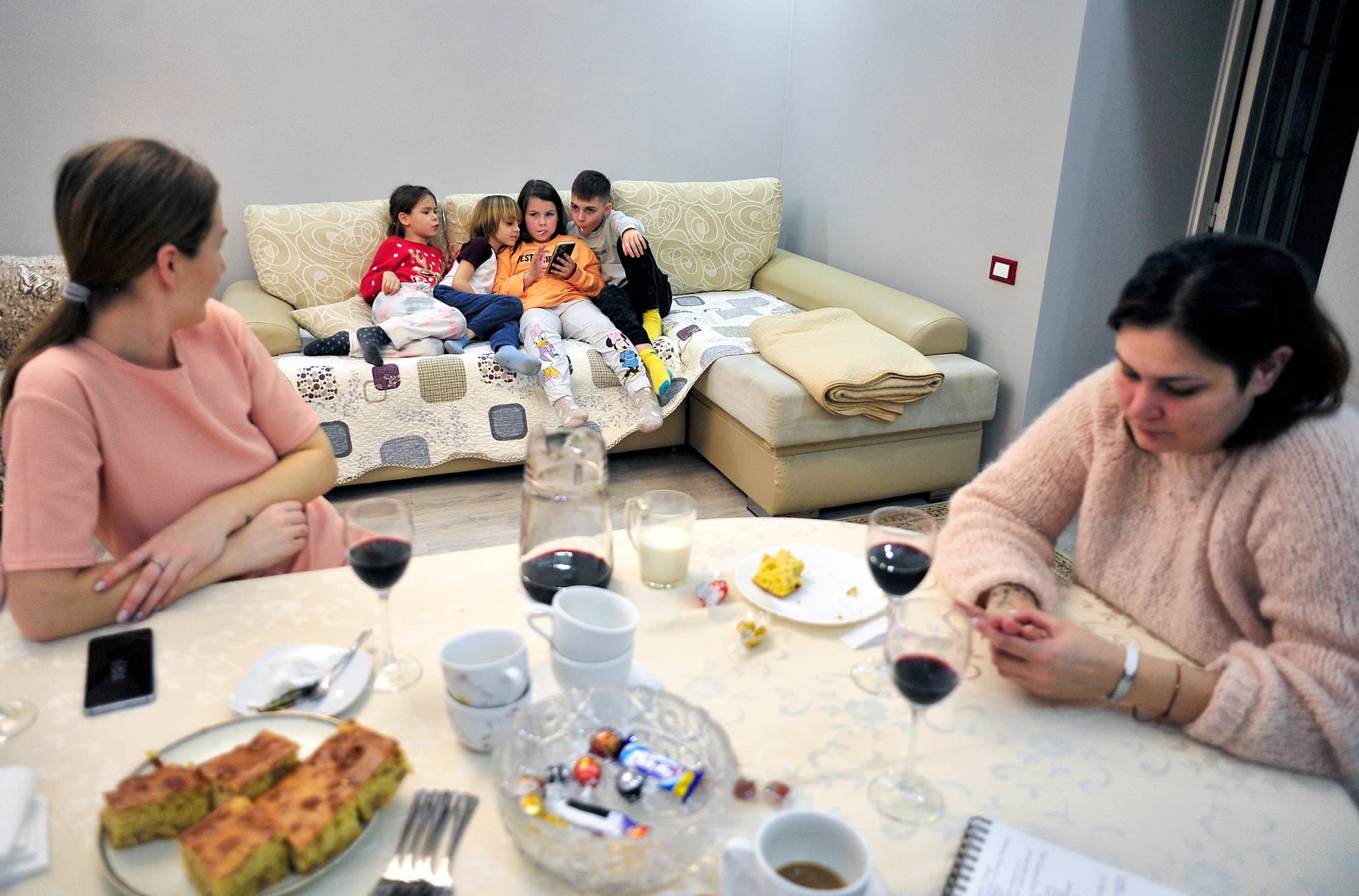 Les enfants d’Efimia (gauche) et de Tanya (droite) sont déjà complices, même si les uns parlent russe et les autres, roumain.