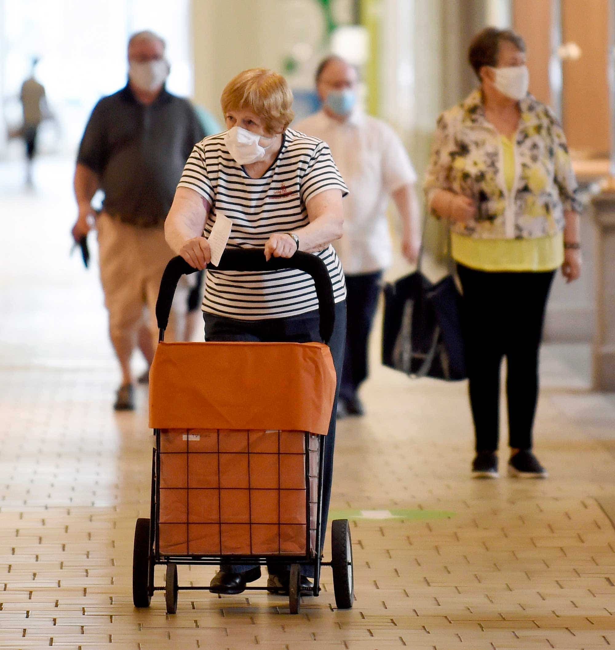 La Santé publique du Québec recommande au gouvernement Legault de maintenir le masque obligatoire encore quelques semaines dans les lieux publics, comme ici dans un centre commercial de Québec.