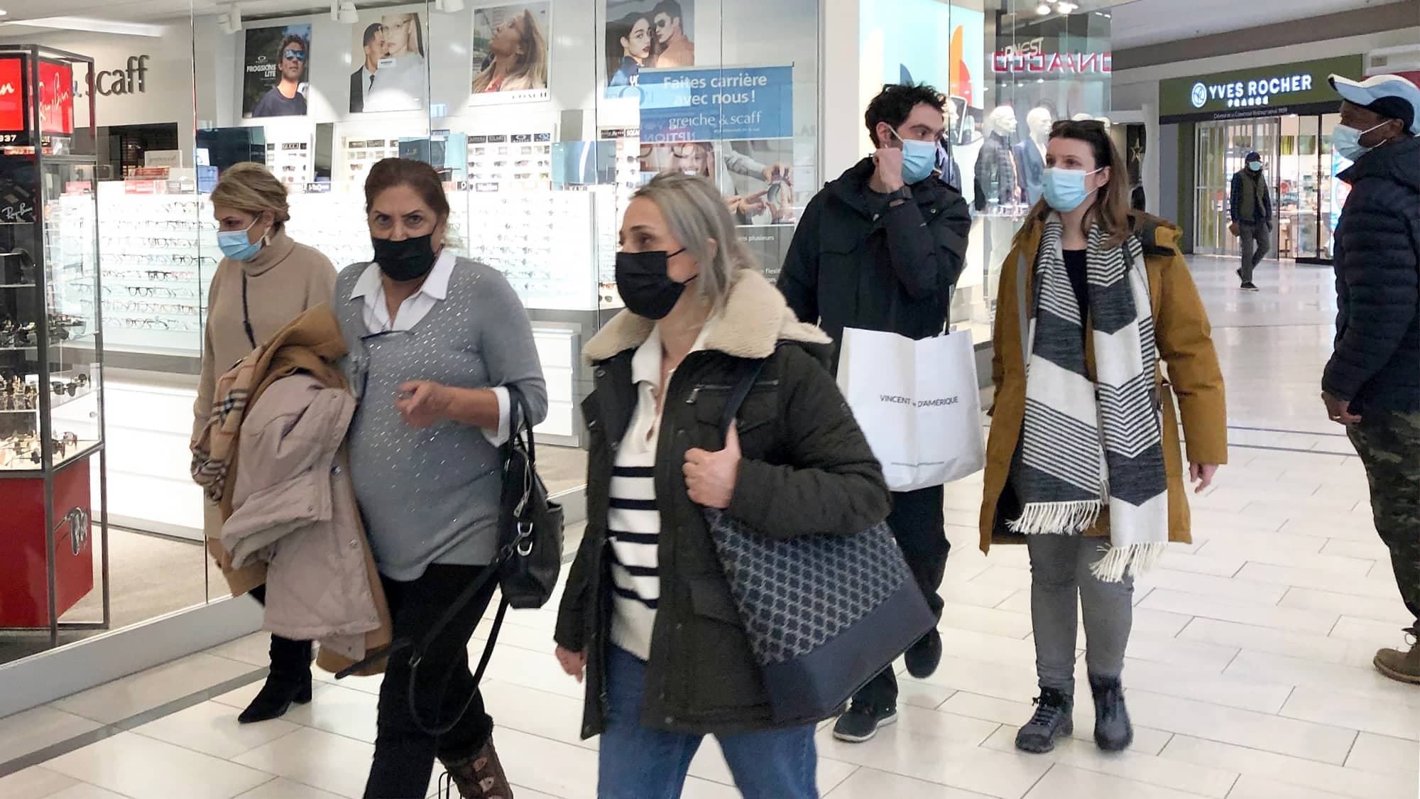 Le directeur national de santé publique par intérim, le Dr Luc Boileau, annoncera lundi au gouvernement s’il recommande de faire tomber les masques dans les lieux publics à la mi-avril, comme prévu, ou s’il préfère attendre, par prudence.