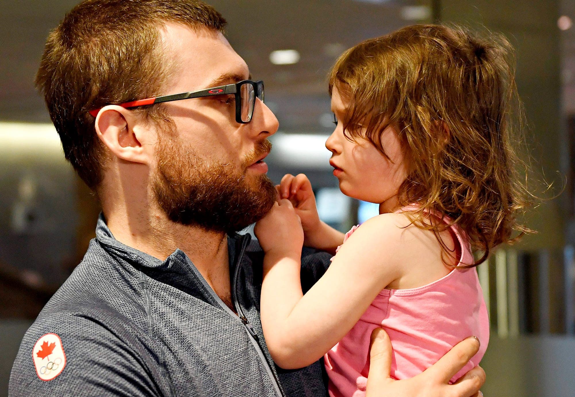 Avec sa fille Rose dans les bras, lors de son retour des Jeux olympiques de Pékin, à l’aéroport de Québec, le 31 mars dernier.