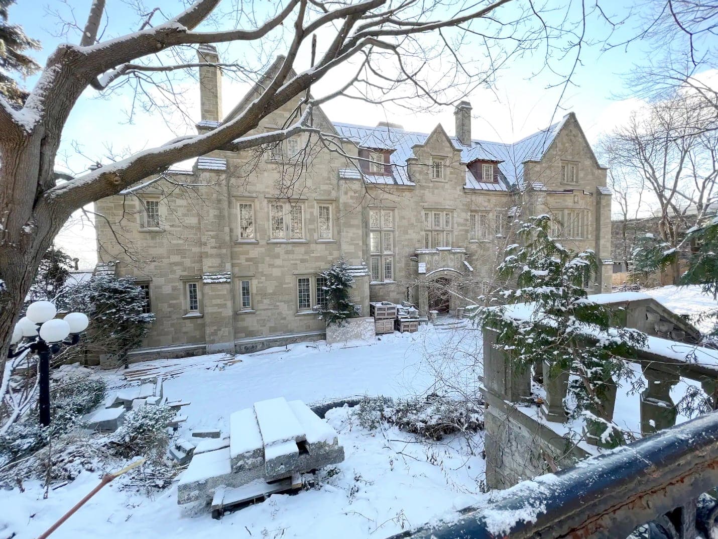 Cette maison, surnommée le Downton Abbey de Westmount, s’est vendue 18,5 millions $ durant la pandémie. Il s’agit de la deuxième plus importante transaction dans l’histoire du Québec. La nouvelle propriétaire est Pinar Cetin, conjointe de Rami Atallah, patron de SSENSE.
