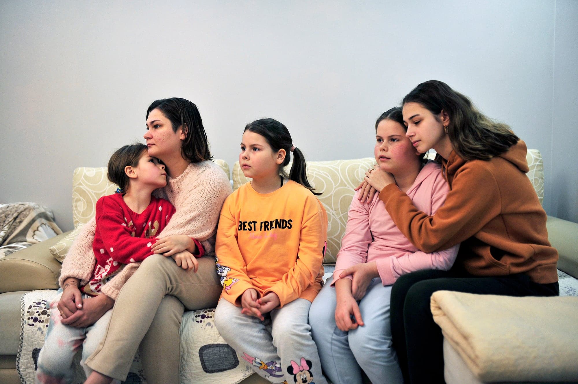 Tanya Sturgeon, 36 ans, avec ses filles, Martina, 6 ans, Bazhena, 9 ans, Zlata, 11 ans, Vlada, 16 ans.