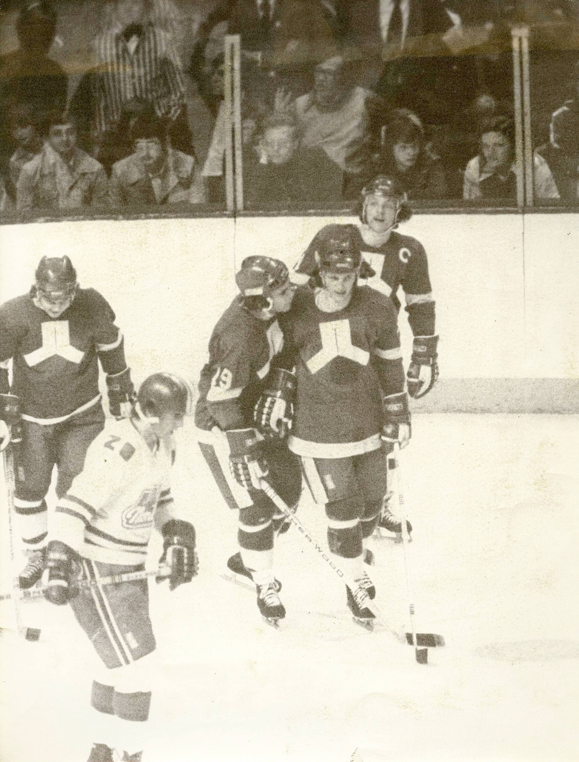 Bossy reçoit les félicitations de son compagnon de trio Yvon Vautour (19) après un but contre le Junior de Montréal dans un match des séries de la LHJMQ présenté au Forum.