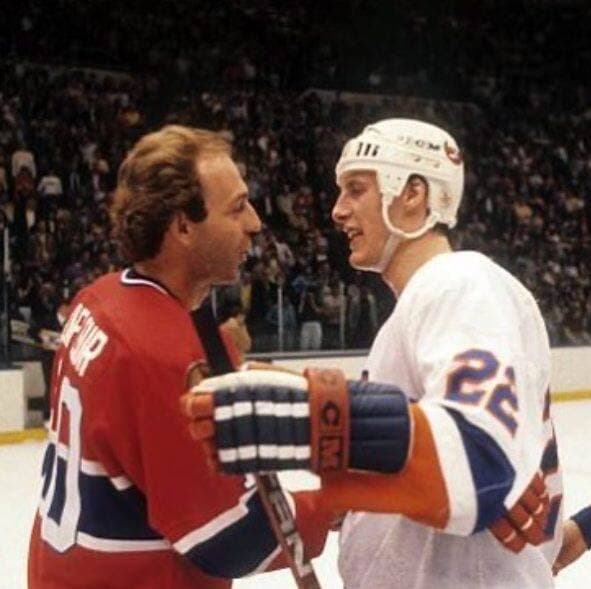 Guy Lafleur et Mike Bossy se serrent la main à la conclusion de la finale de l’Association Prince-de-Galles remportée en six parties par les Islanders de New York aux dépens du Tricolore, au Nassau Coliseum, en 1984.
