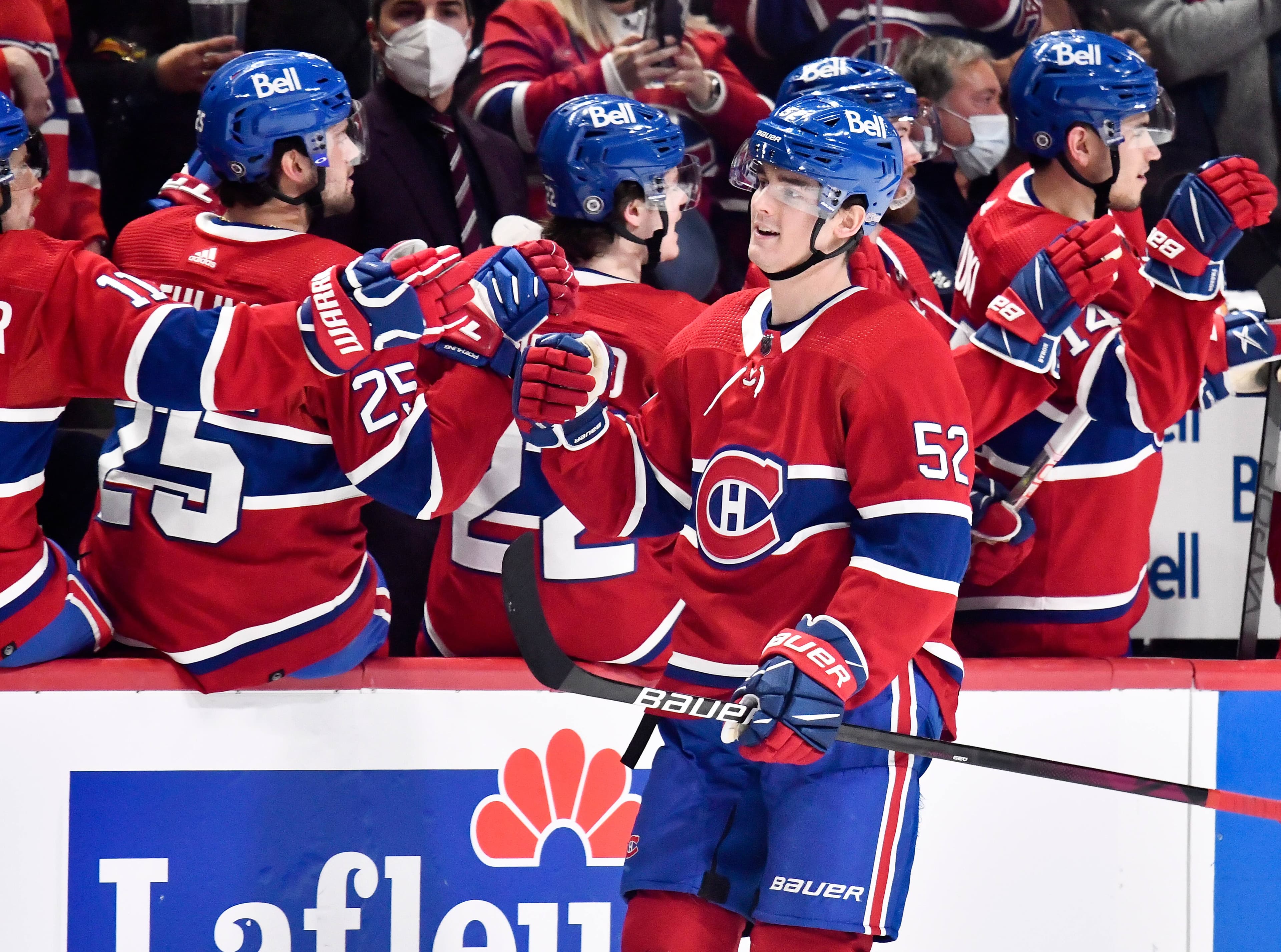 Le jeune défenseur Justin Barron a célébré son premier but dans la LNH avec ses nouveaux coéquipiers, hier au Centre Bell, face aux Sénateurs d’Ottawa.