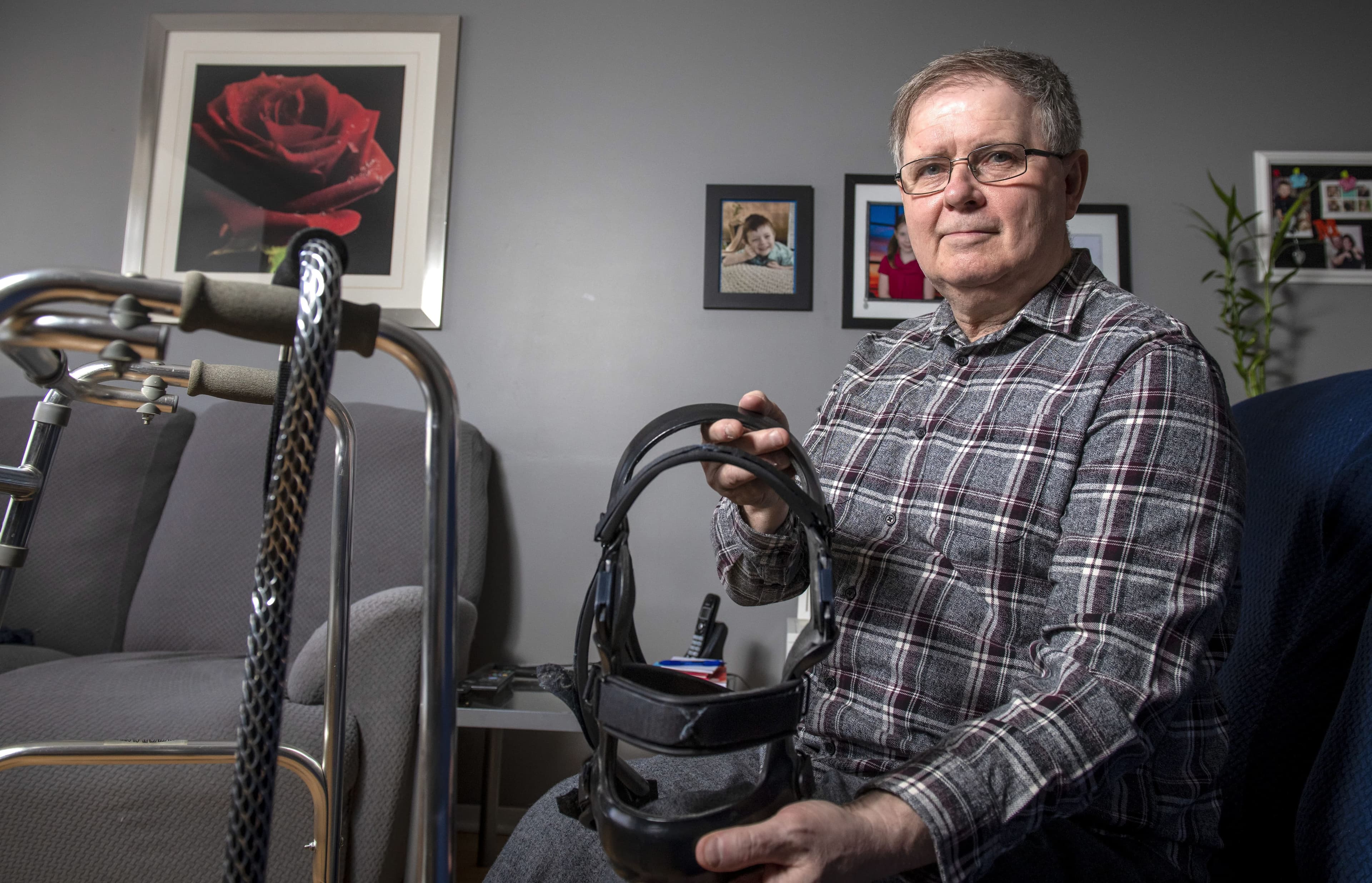 Daniel Audet, âgé de 64 ans, tient l’orthèse qui lui a permis d’attendre deux ans et demi avant sa chirurgie au genou.