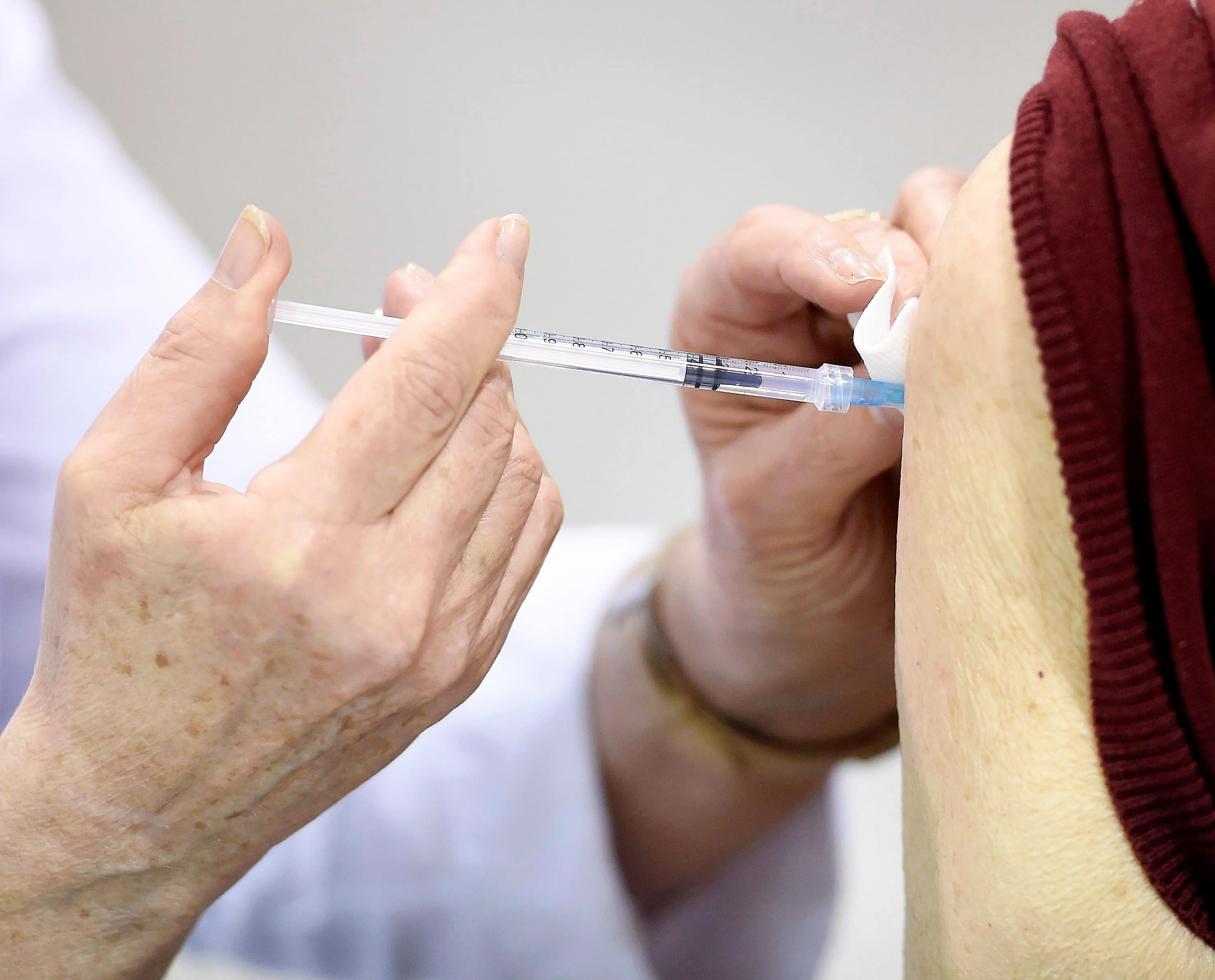 La quatrième dose est actuellement recommandée pour les gens de 80 ans et plus, ceux vivant en RPA ou en CHSLD et ceux qui sont à risque.