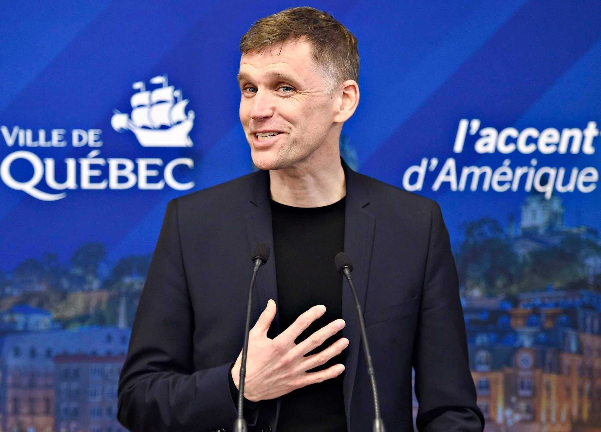 Le maire de Québec, Bruno Marchand, a laissé les querelles derrière et a salué le gouvernement et l’« engagement du premier ministre », qui lui permettent de procéder au lancement des appels de propositions pour le tramway « dans les délais ».