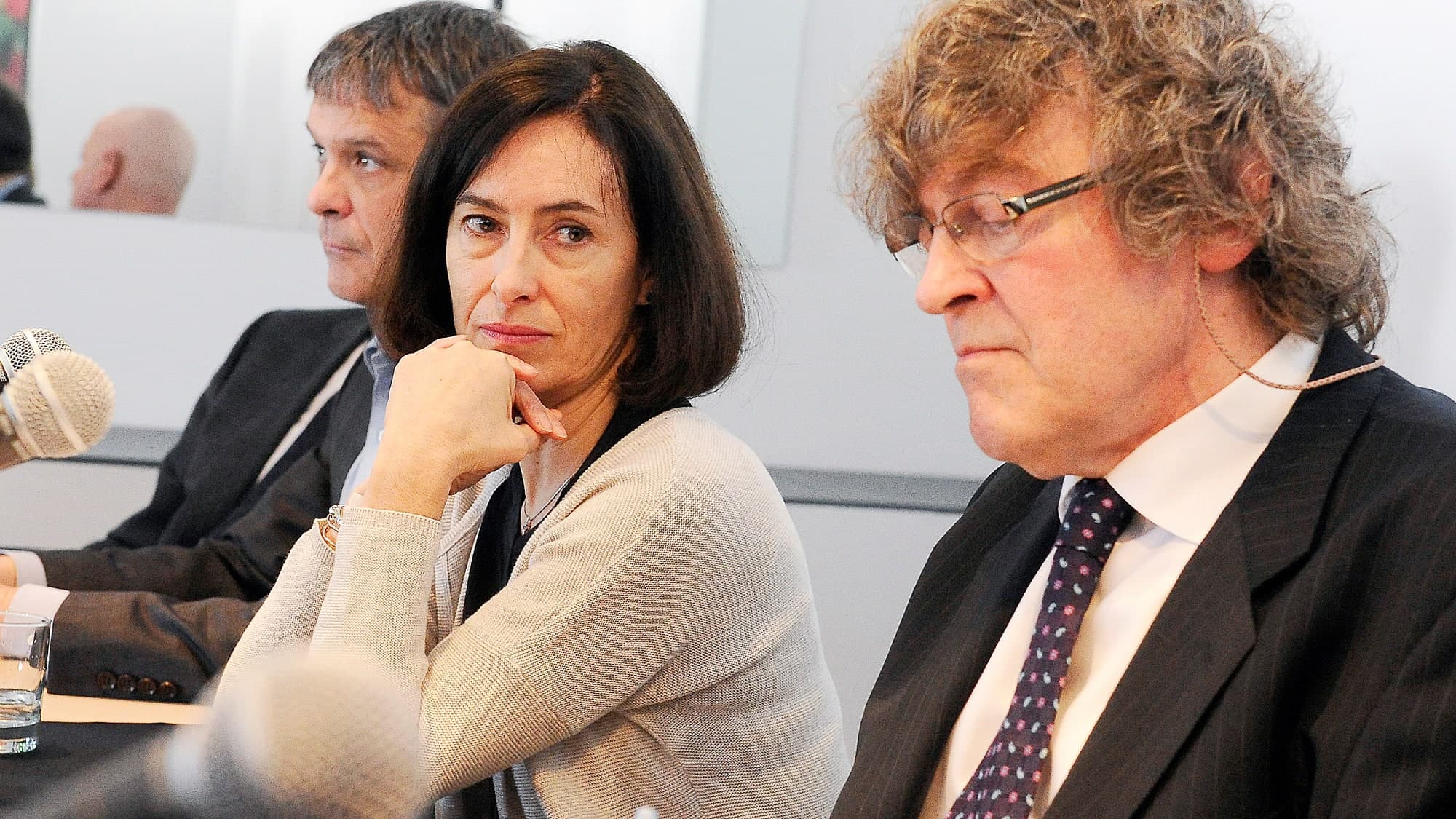 Les enfants de Delisle, Jean et Élène, et l’avocat James Lockyer, lors de la conférence de presse.