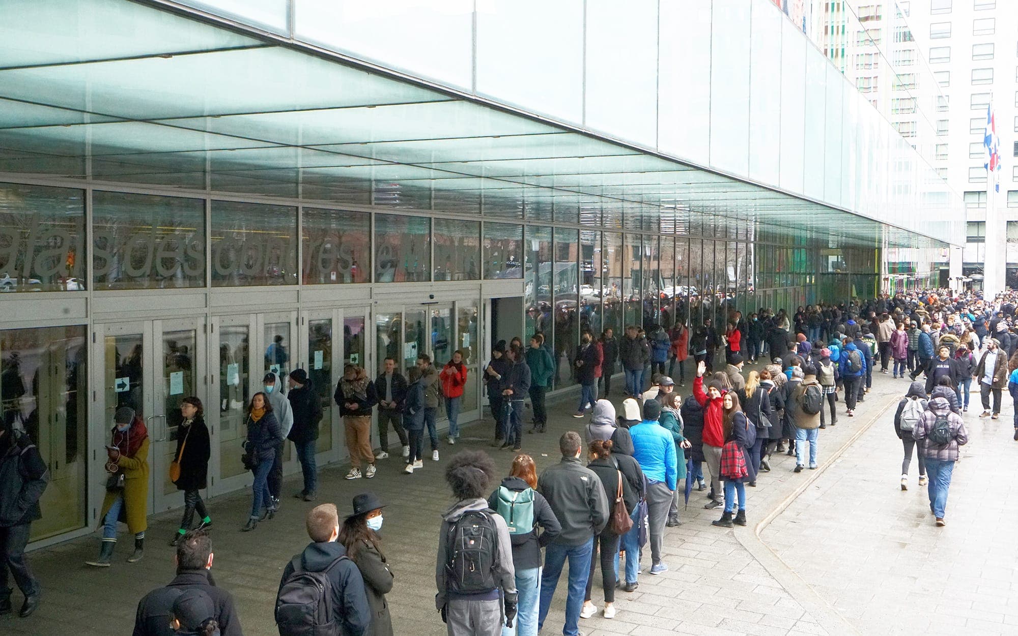 À Montréal des Français expatriés au Québec ont dû patienter en file pendant des heures au Palais des congrès, samedi, pour voter.