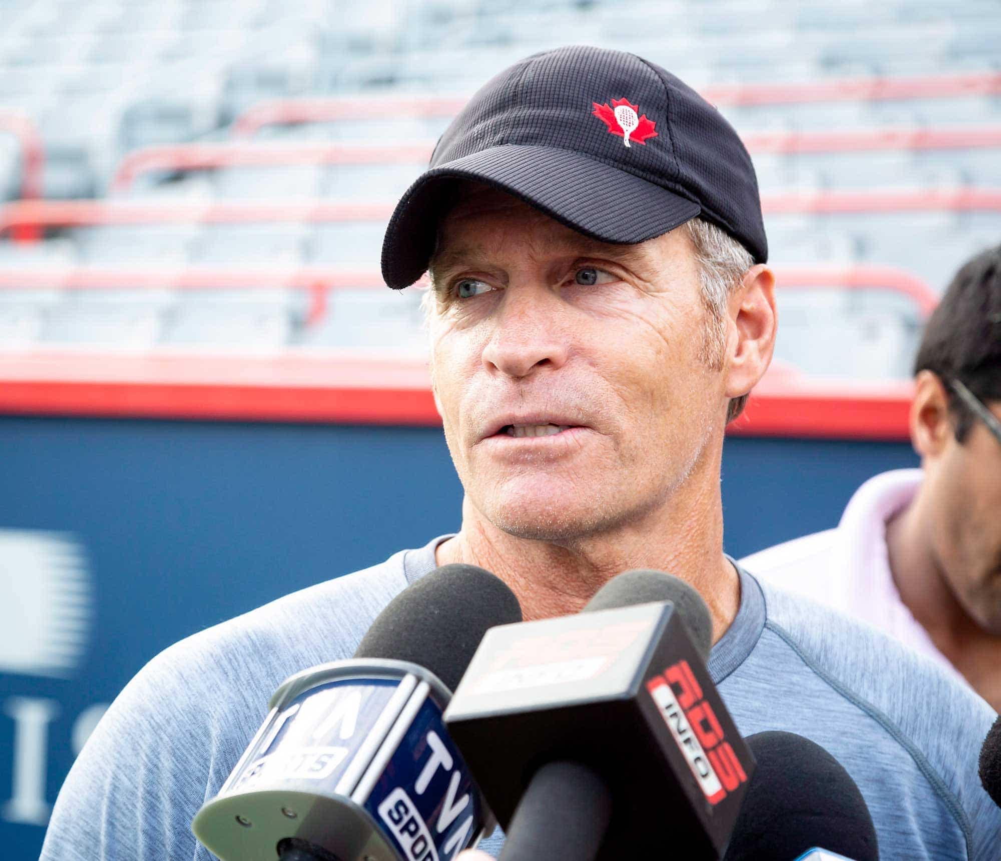 Sylvain Bruneau parle aux médias.