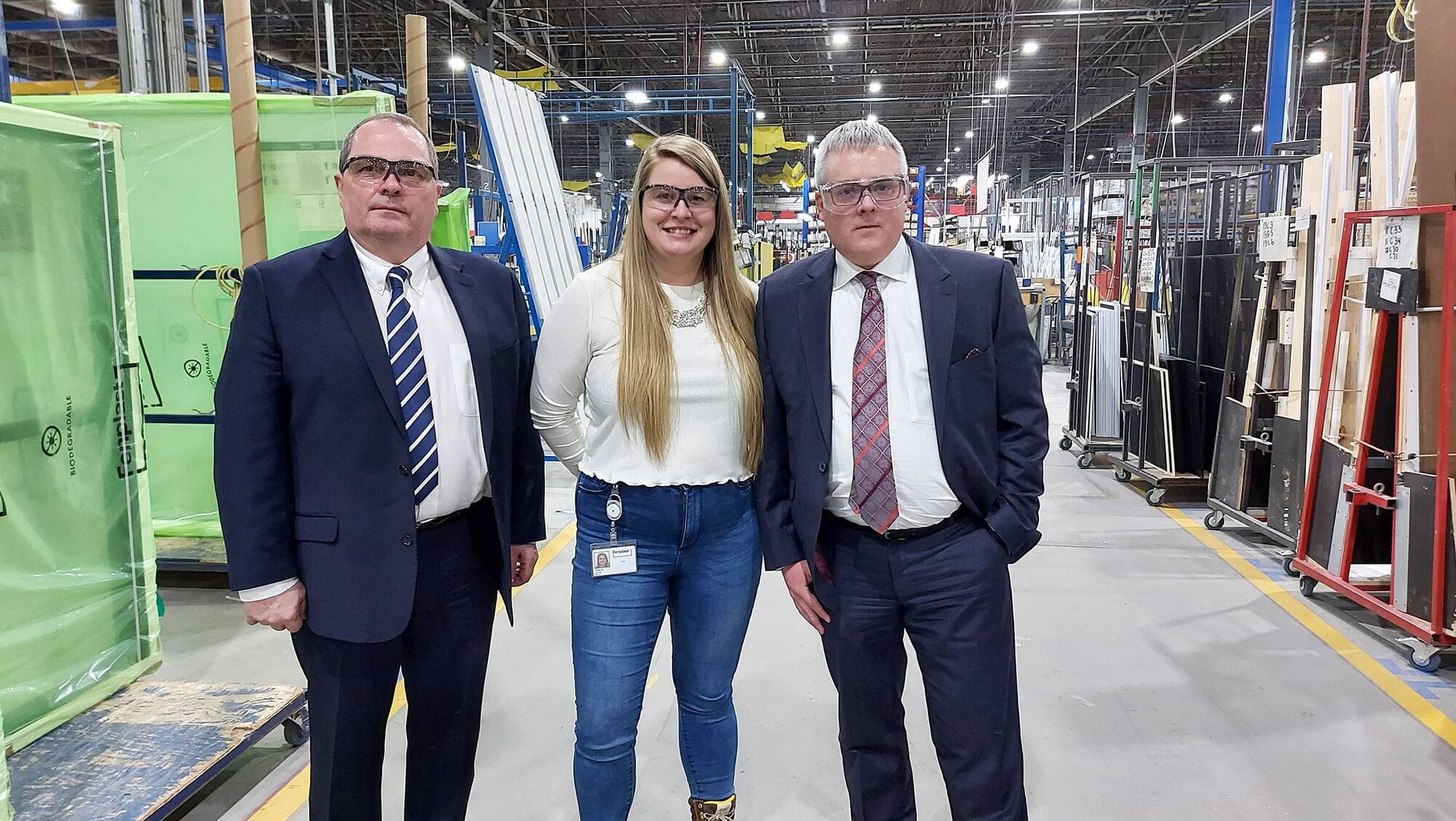 La conseillère en ressources humaines chez Fenplast, Amélie Côté, entourée du directeur immigration d’ISA Immigration et Recrutement, Marc-André St-Laurent, et de son vice-président exécutif, Yves Legault, à l’usine de Fenplast de Candiac.