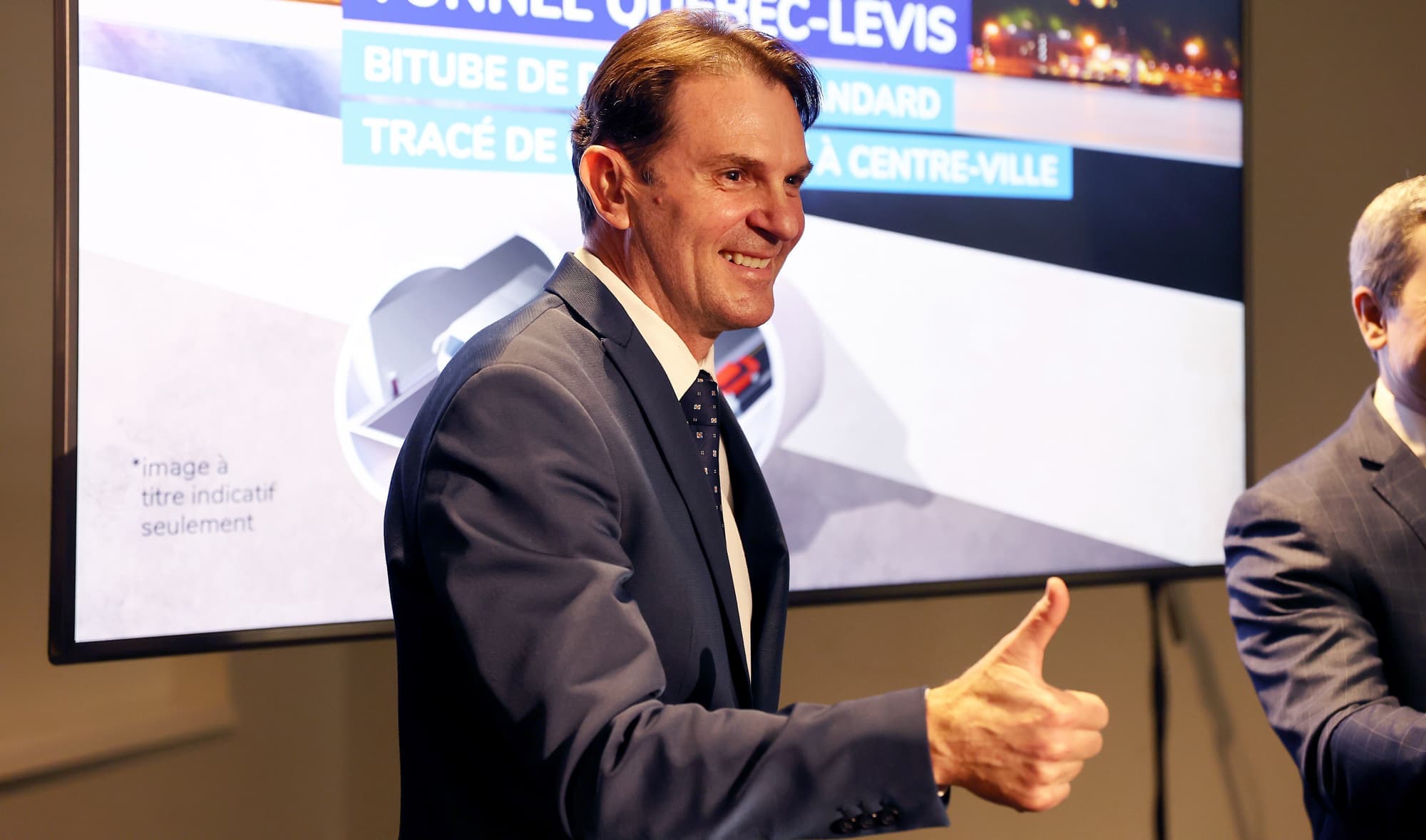 Le ministre des Transports, François Bonnardel, a expliqué qu’opter pour un pont à l’est, avec des piliers déposés dans le fleuve, aurait un impact environnemental plus important qu’un tunnel, en plus de « dévisager complètement l’île d’Orléans ».