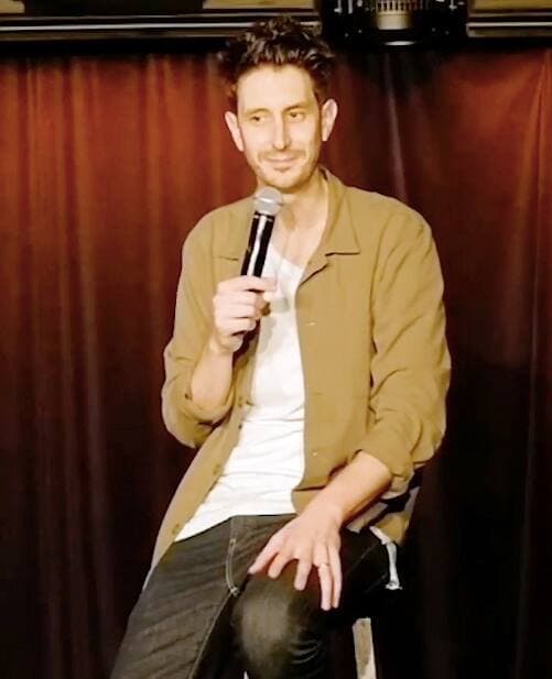 Jérémy Demay sur la petite scène du théâtre parisien Le République.