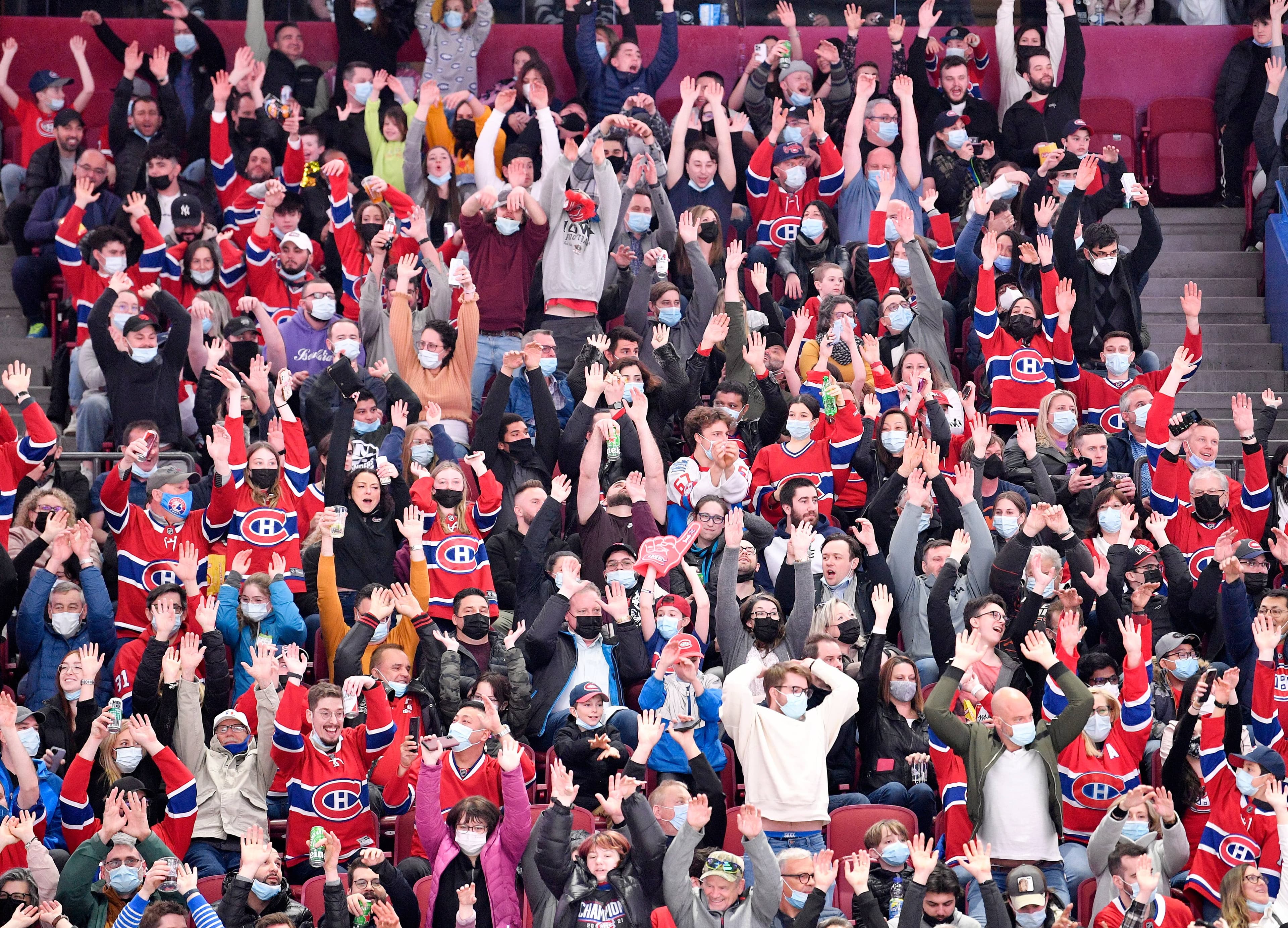 Les partisans du Canadien ont fait la vague au Centre Bell, vendredi soir. Une clameur qui est venue saluer le retour du gardien Carey Price après une absence de neuf mois.