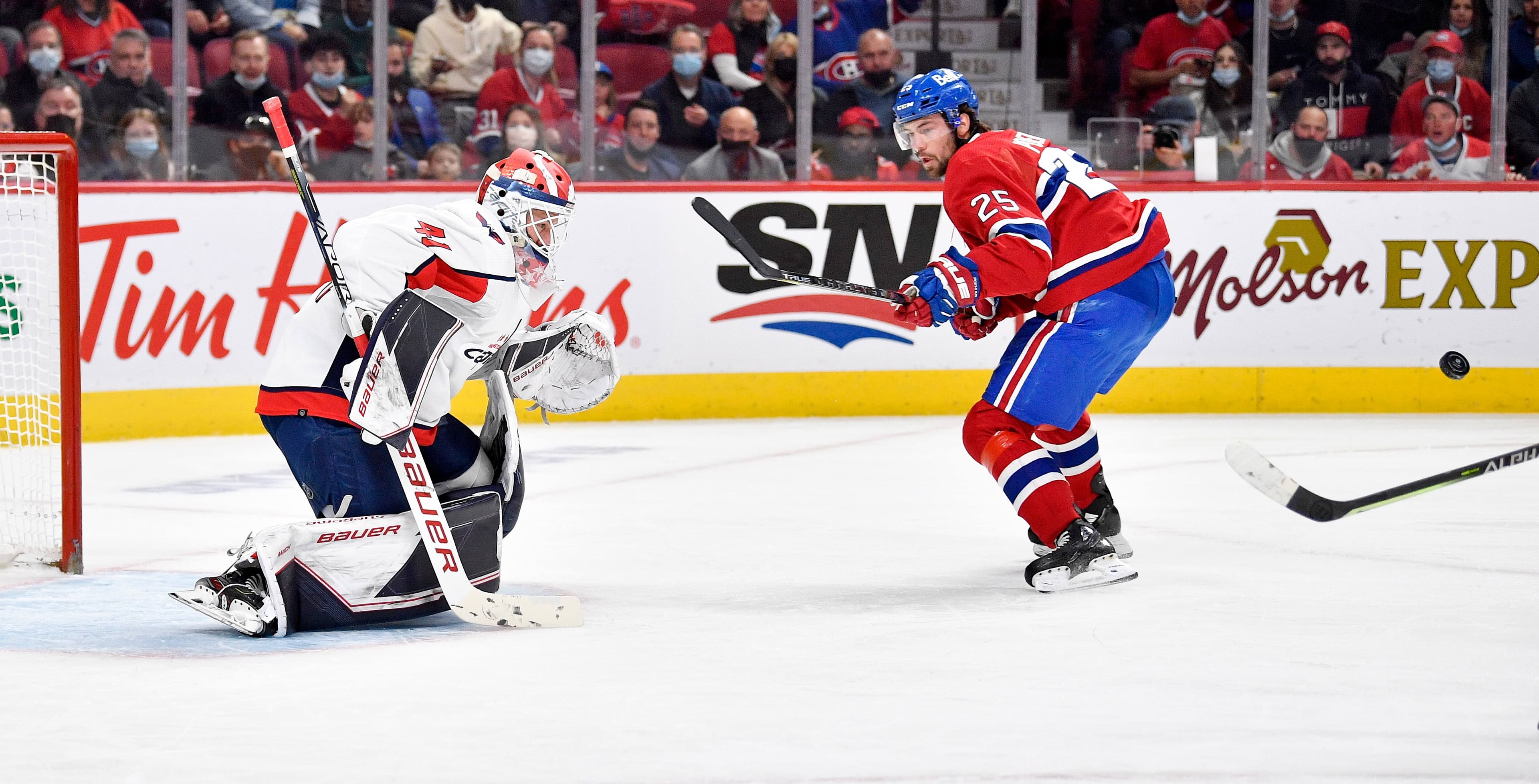 Ryan Poehling a été une menace constante autour du filet défendu par Vitek Vanecek. L’attaquant du Canadien a réussi un doublé, samedi soir.