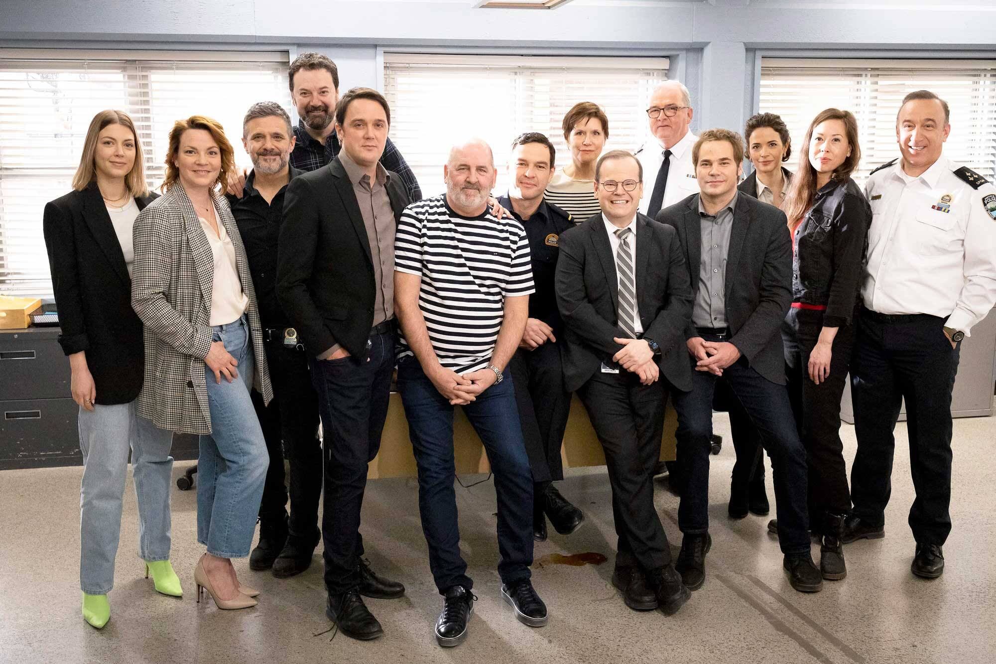 Les comédiens de District 31 entourent Luc Dionne, le scénariste de la populaire série.