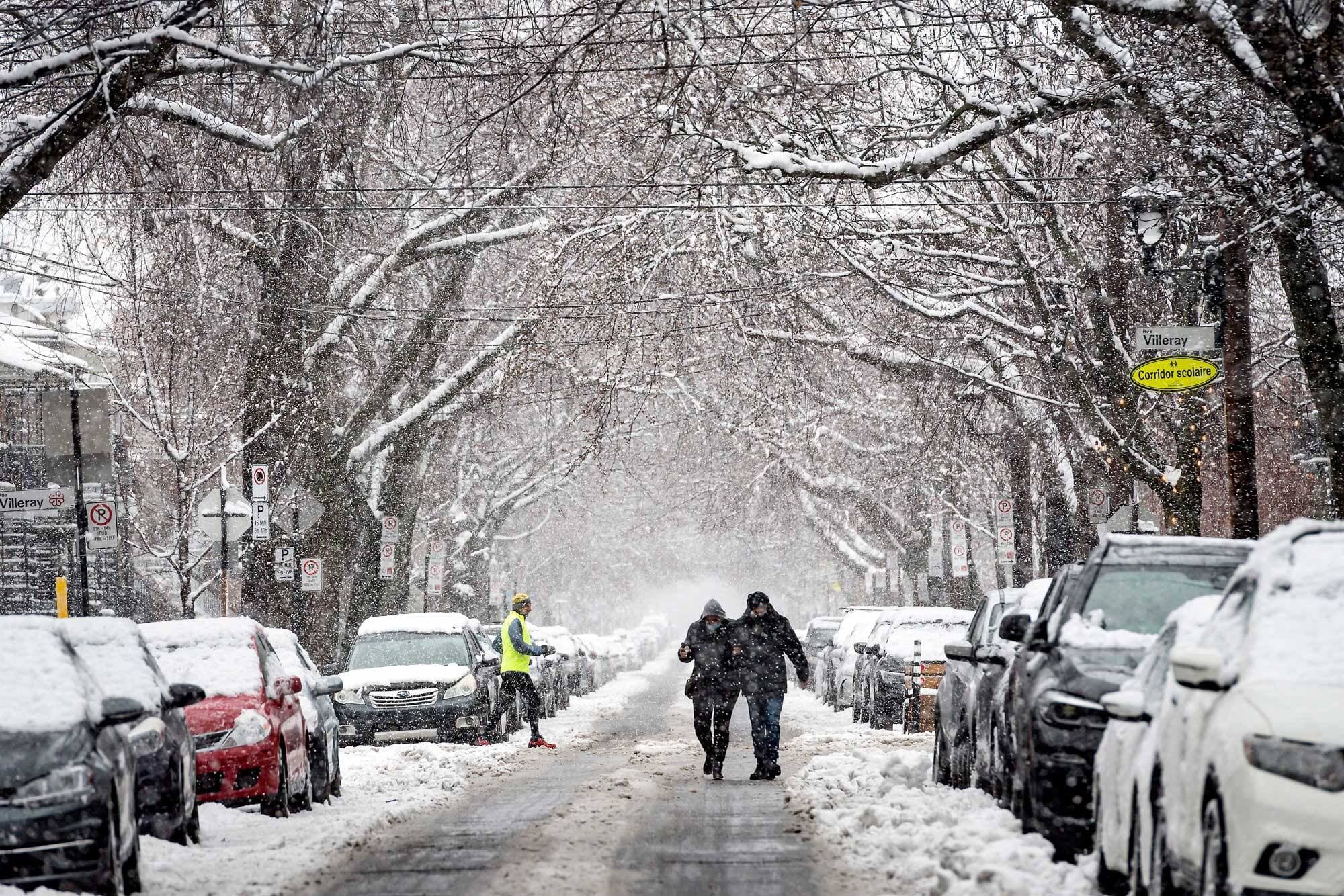 Les rues de Montréal avaient des allures hivernales en plein printemps, mardi matin.
