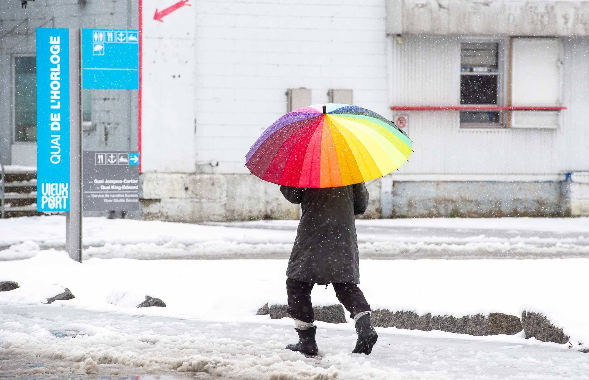 Ce piéton s’était équipé au cas où la neige se changerait en pluie.