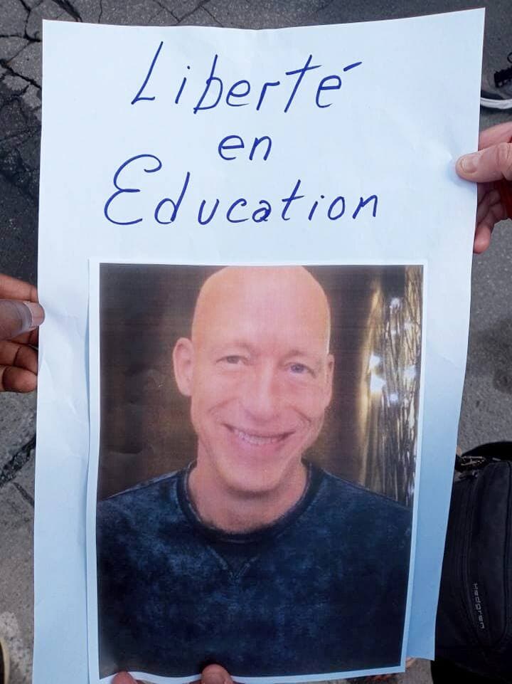 Une pancarte à l’effigie de l’enseignant Patrice Trudeau lors d’une manifestation devant une école, l’automne dernier.