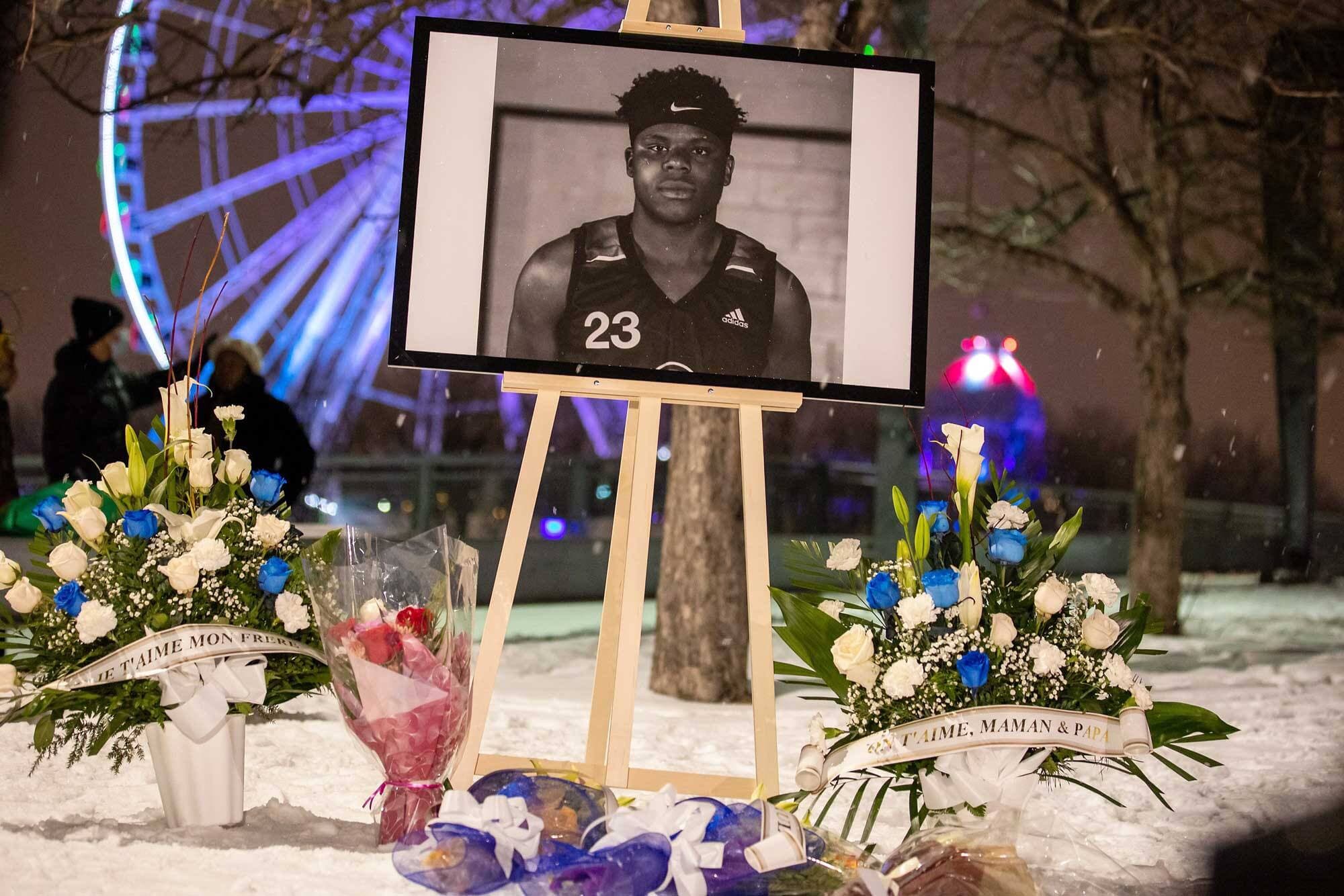 Des fleurs déposées près d’une photo de Riley Valcin, devant la Grande Roue de Montréal, où il est décédé le 25 décembre.
