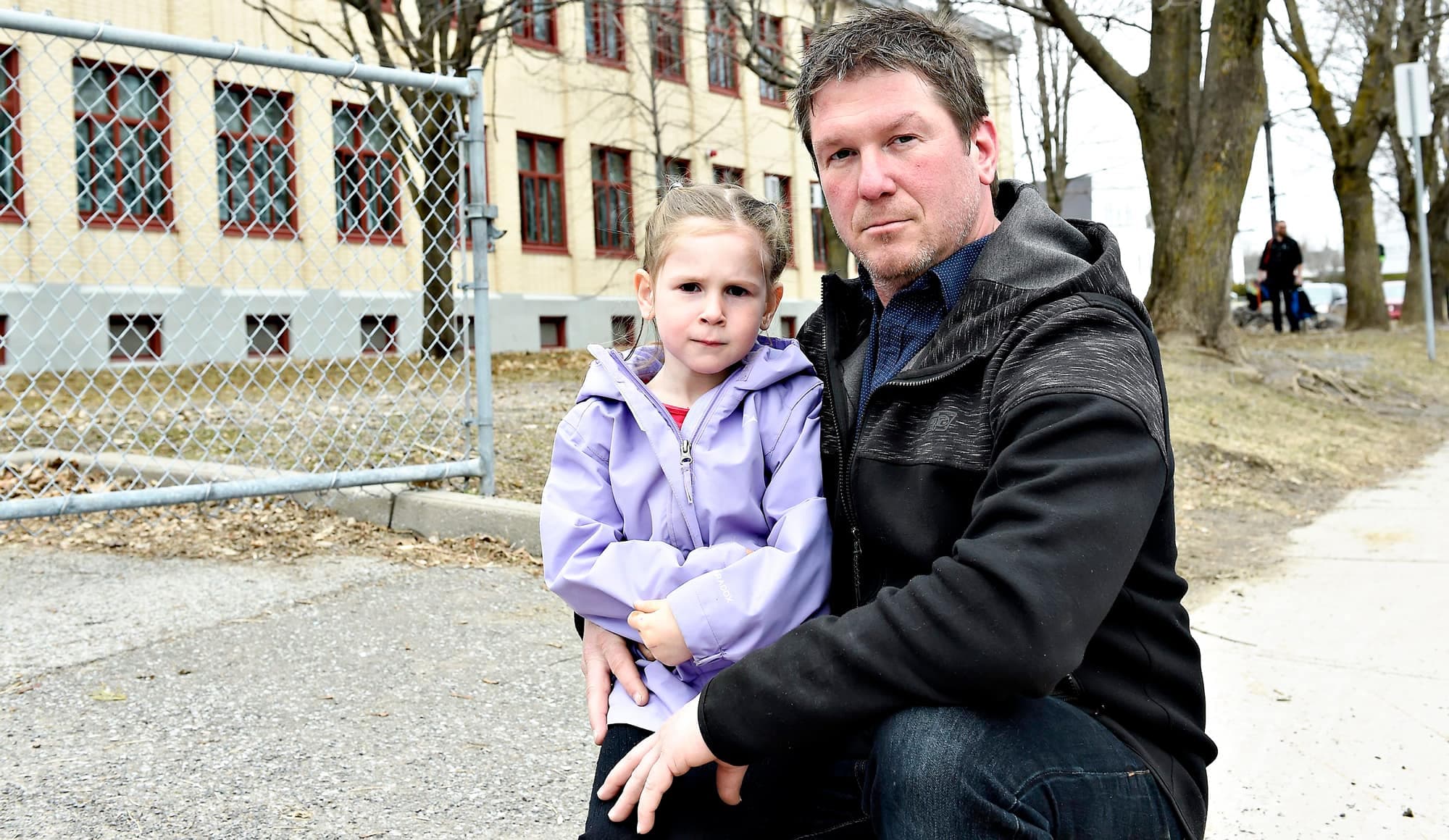 La petite Frédérique n’a pu accéder à la même école publique que son grand frère, car elle y a échoué au test d’admission à la maternelle 4 ans. On la voit avec son père Louis-Michel Langevin, jeudi.