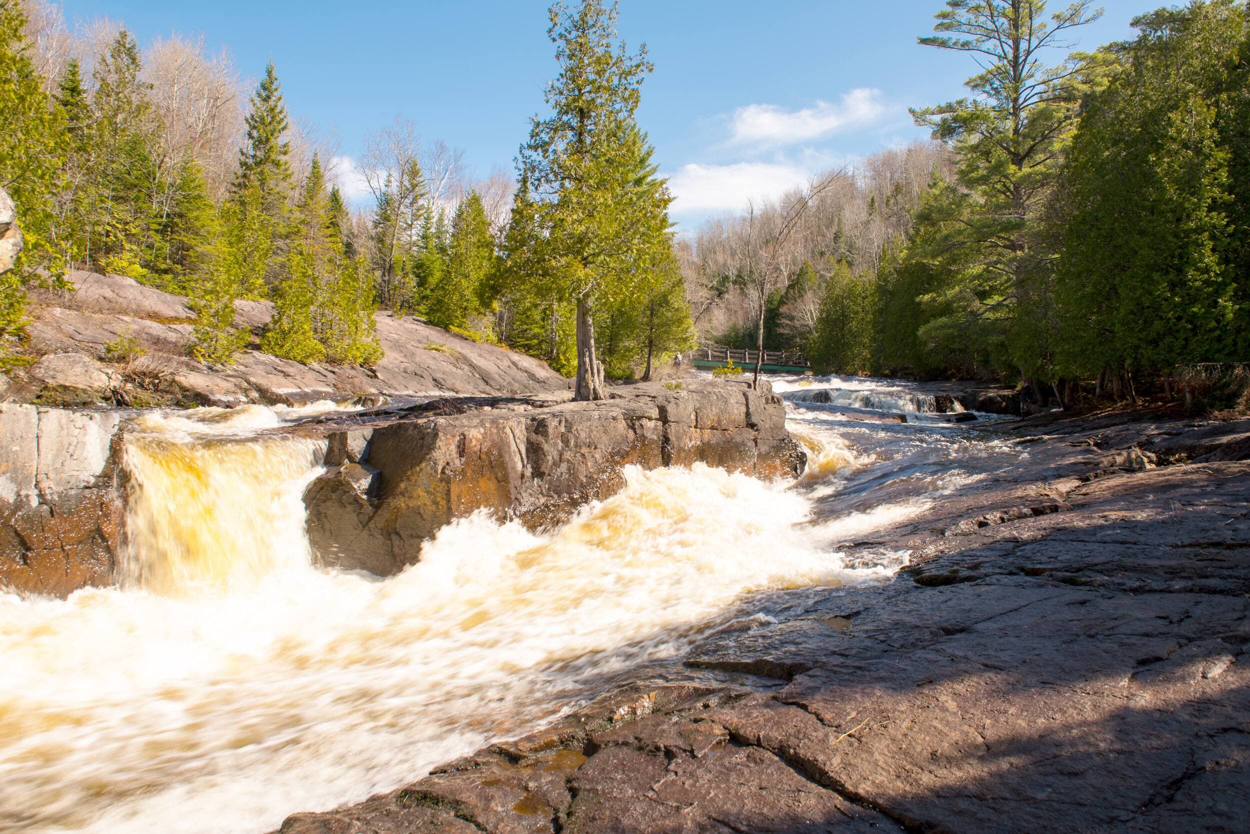 D’aspect sauvage, la rivière, le long de laquelle on peut marcher, se trouve pourtant à quelques kilomètres seulement de l’A-15.