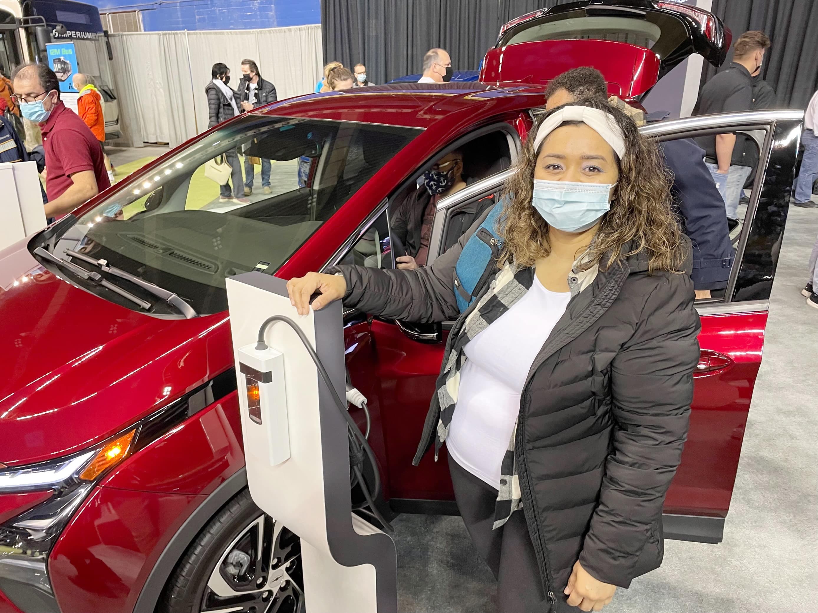 Adriana Esparza, qui vient d’essayer une voiture qu’elle envisage d’acheter pour ne plus dépendre de l’essence.