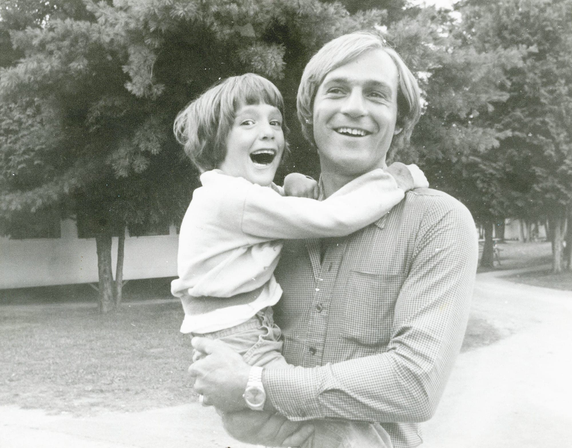 Christian Généreux, atteint de paralysie cérébrale, avec son idole au camp Papillon en 1977.