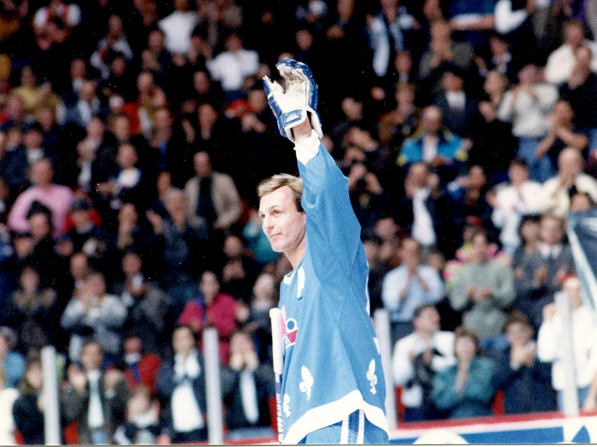 Guy Lafleur, que l’on voit ici saluant la foule du Forum de Montréal pour une dernière fois le 30 mars 1991, dans l’uniforme des Nordiques.