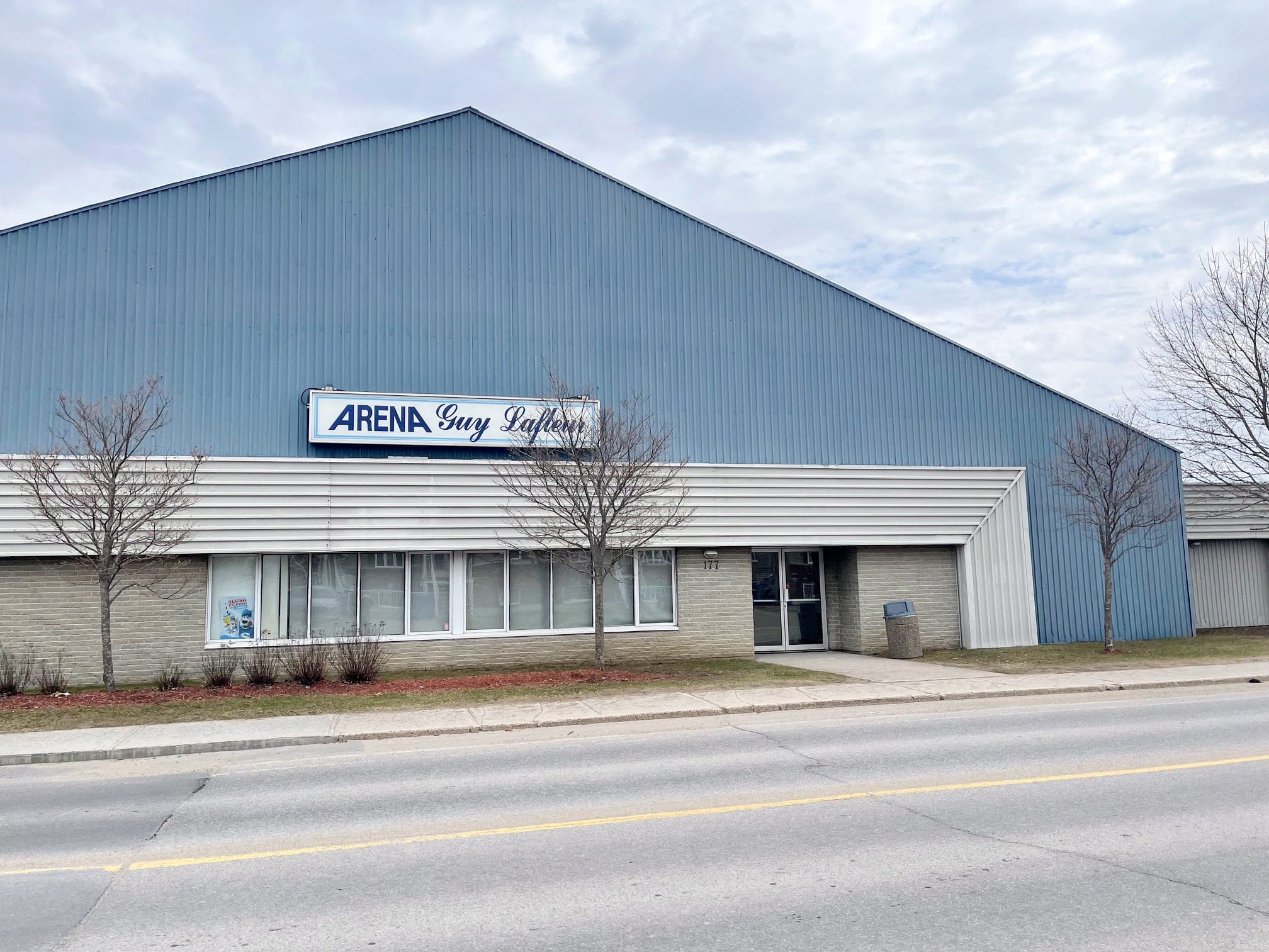 Le vétuste aréna Guy Lafleur, situé sur la rue Galipeau à Thurso, aurait besoin de travaux majeurs et les élus de la municipalité jonglent en ce moment avec son avenir.