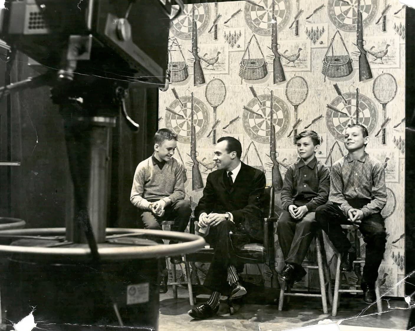 Guy Lafleur (à droite) et quelques-uns de ses coéquipiers ont participé à une émission télévisée lors de leur passage à Québec, en 1962.